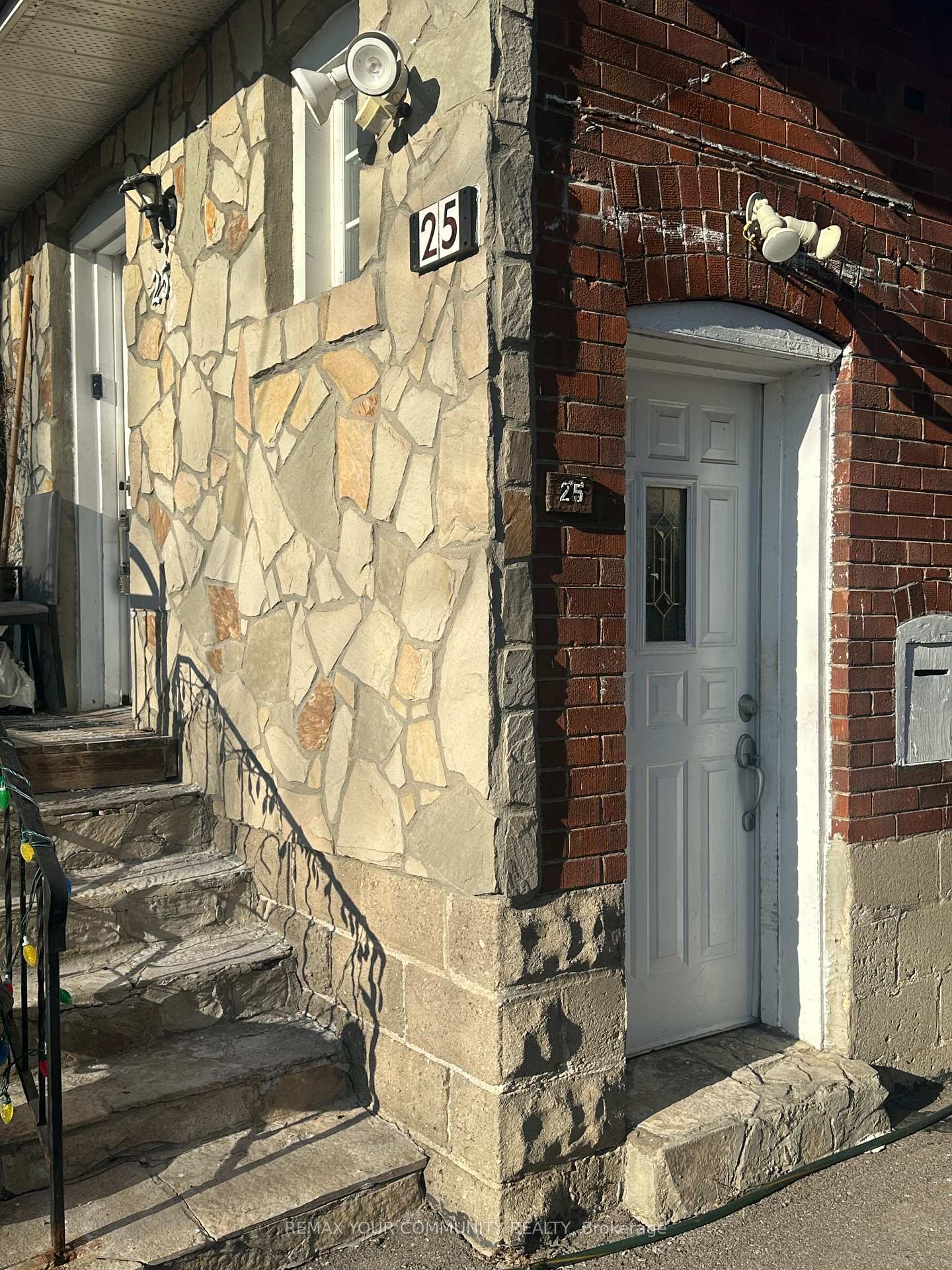 Photo 5 of 25 Ninth Street, Etobicoke, New Toronto — HOMEH