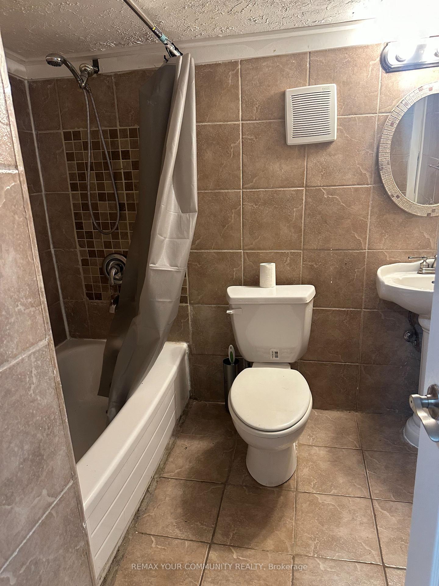 Photo 12 of 25 Ninth Street, Etobicoke, New Toronto — HOMEH
