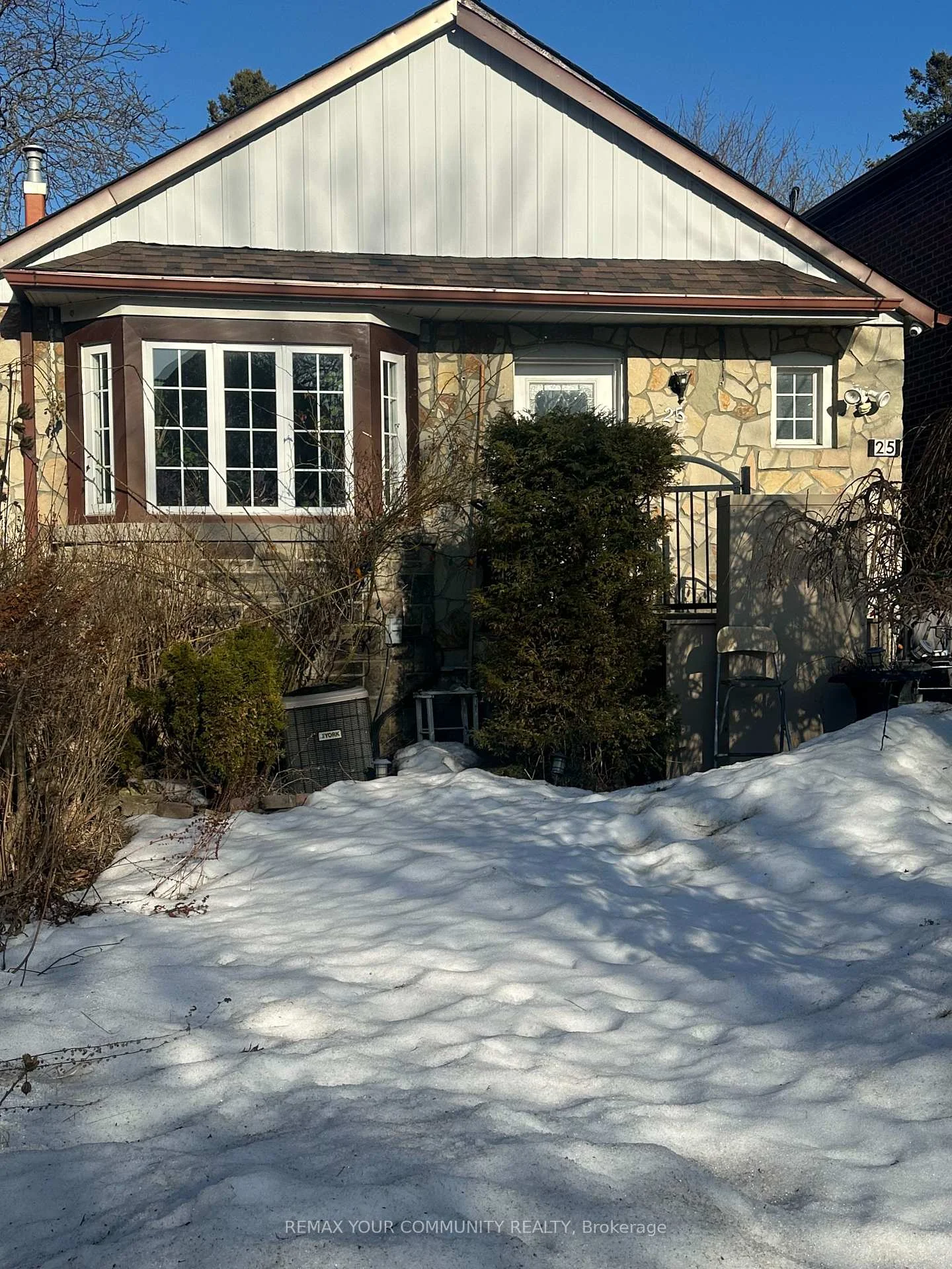 Photo 3 of 25 Ninth Street, Etobicoke, New Toronto — HOMEH