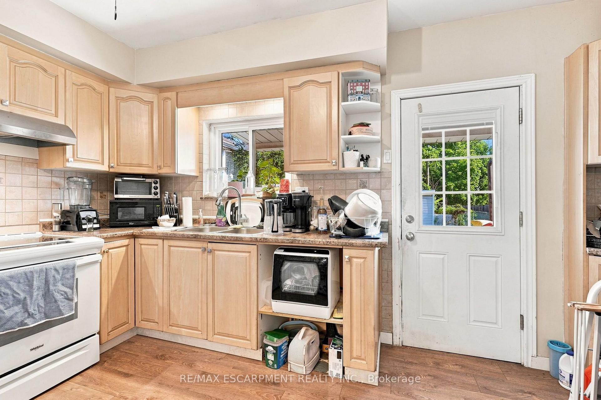 Photo 10 of Unit Upper, 15 Clinton Street, Hamilton, Stipley — HOMEH