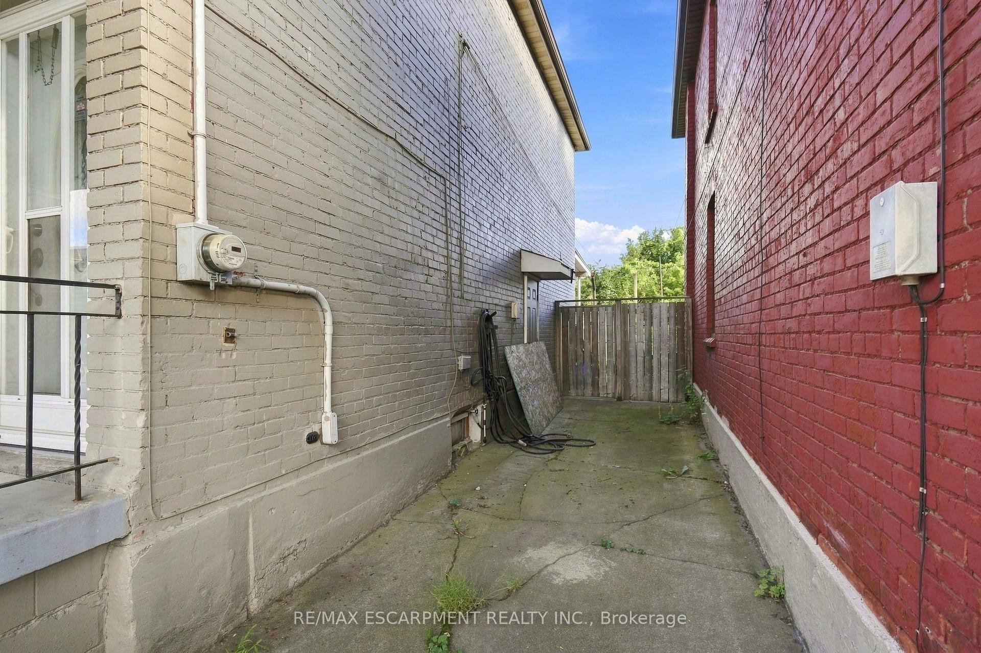 Photo 30 of Unit Upper, 15 Clinton Street, Hamilton, Stipley — HOMEH