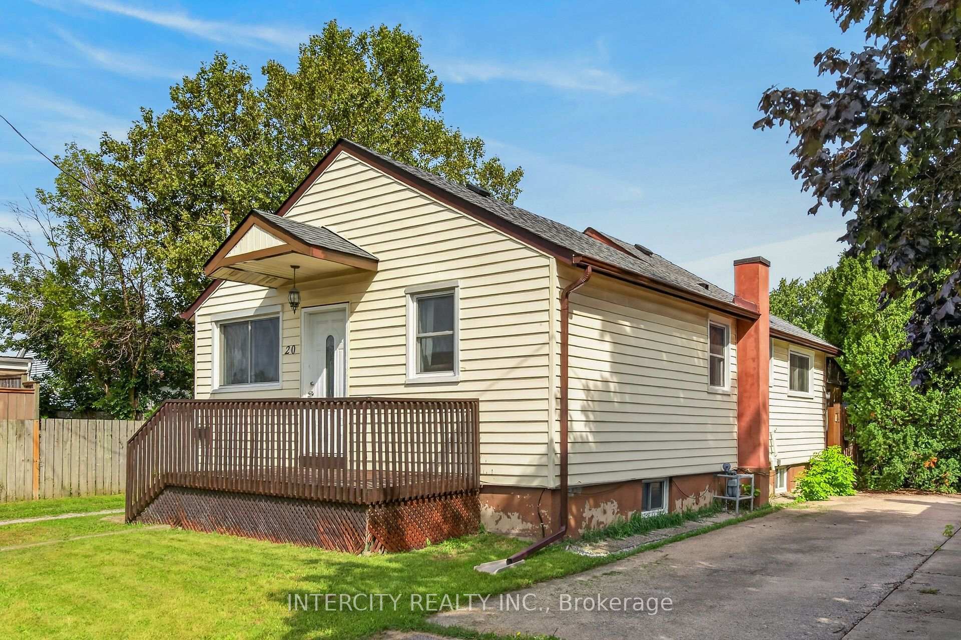 Photo 3 of 20 Kent Street, St. Catharines, Western Hill — HOMEH