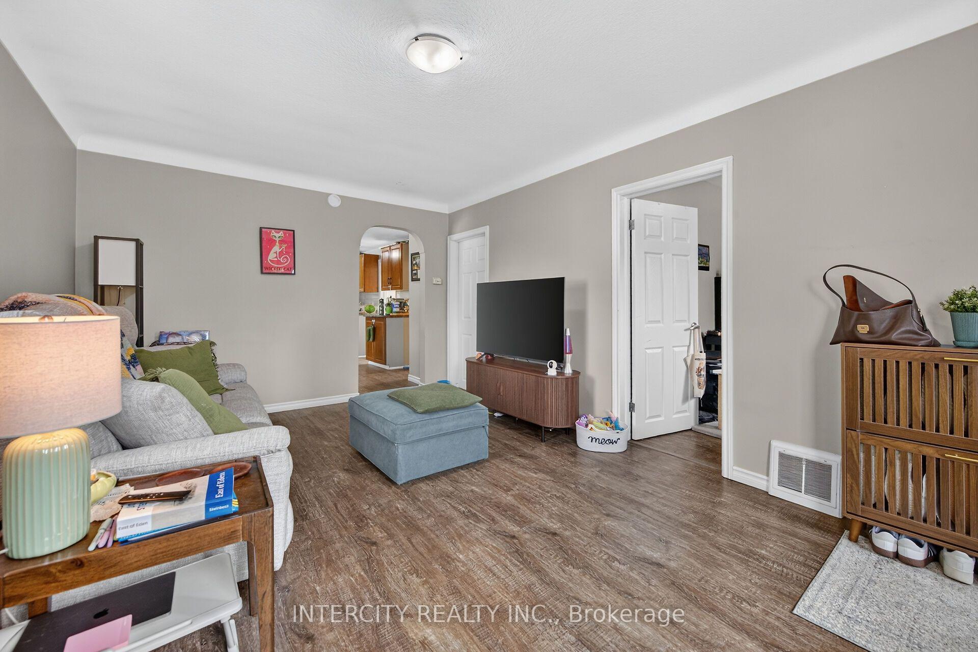 Photo 8 of 20 Kent Street, St. Catharines, Western Hill — HOMEH