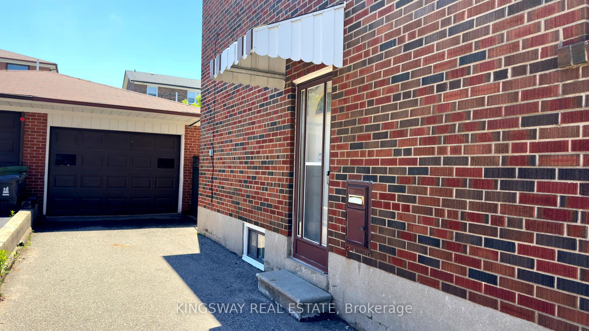 Photo 4 of 31 Quinan Drive, North York, Maple Leaf — HOMEH