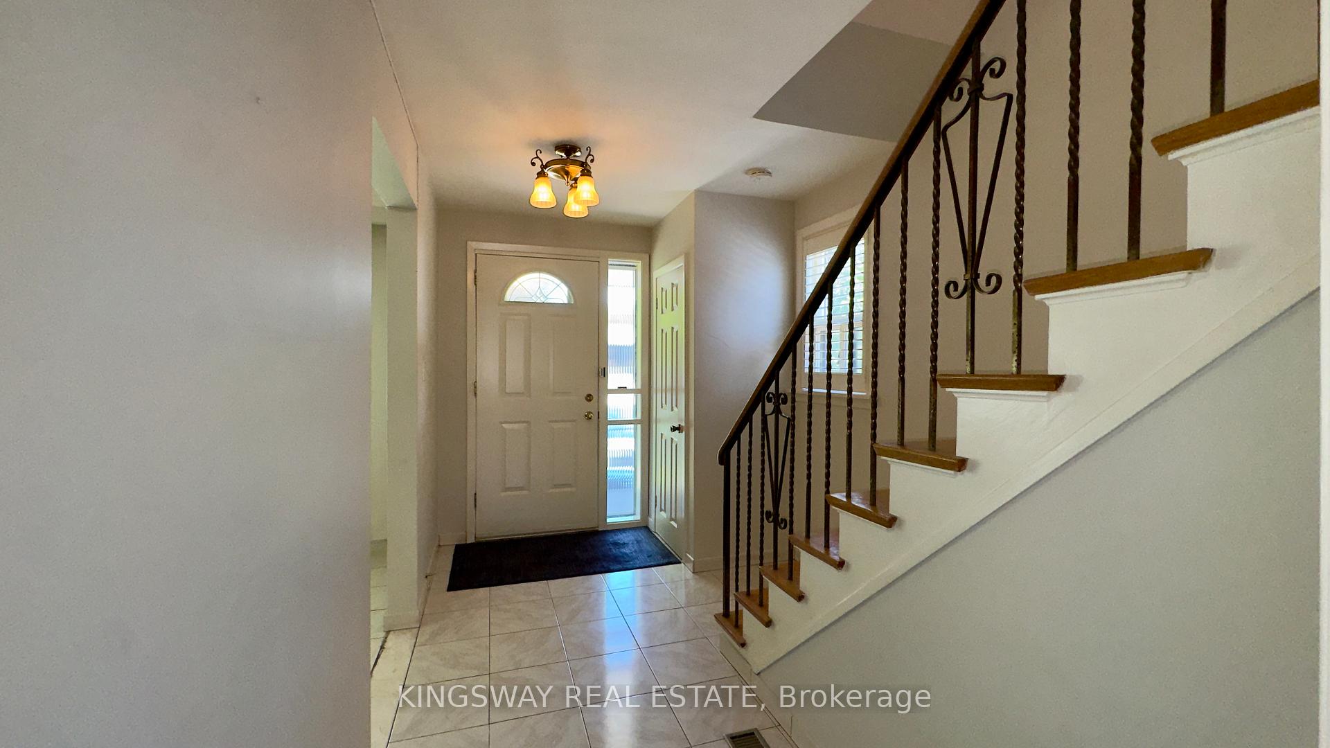 Photo 5 of 31 Quinan Drive, North York, Maple Leaf — HOMEH