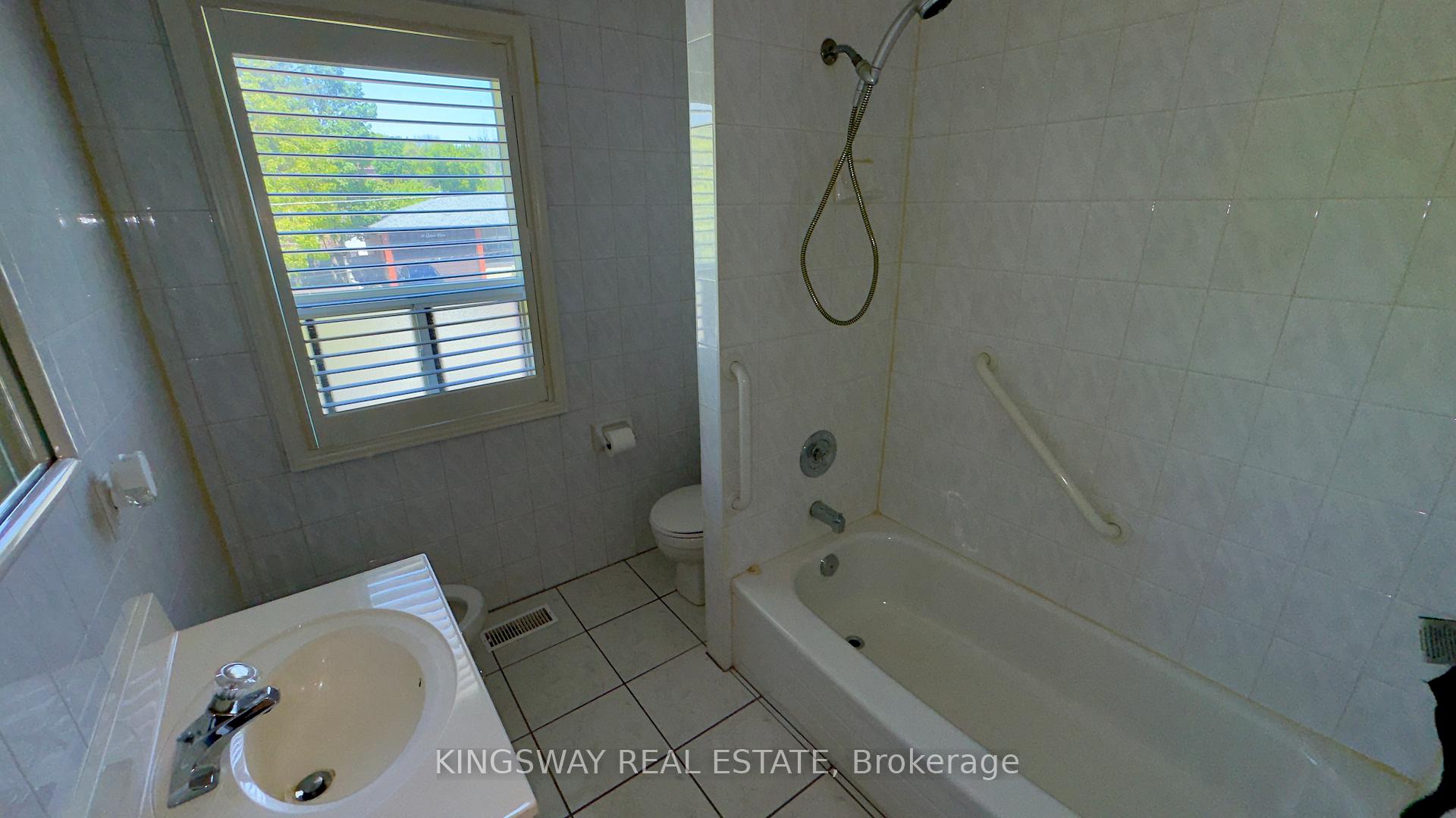 Photo 15 of 31 Quinan Drive, North York, Maple Leaf — HOMEH