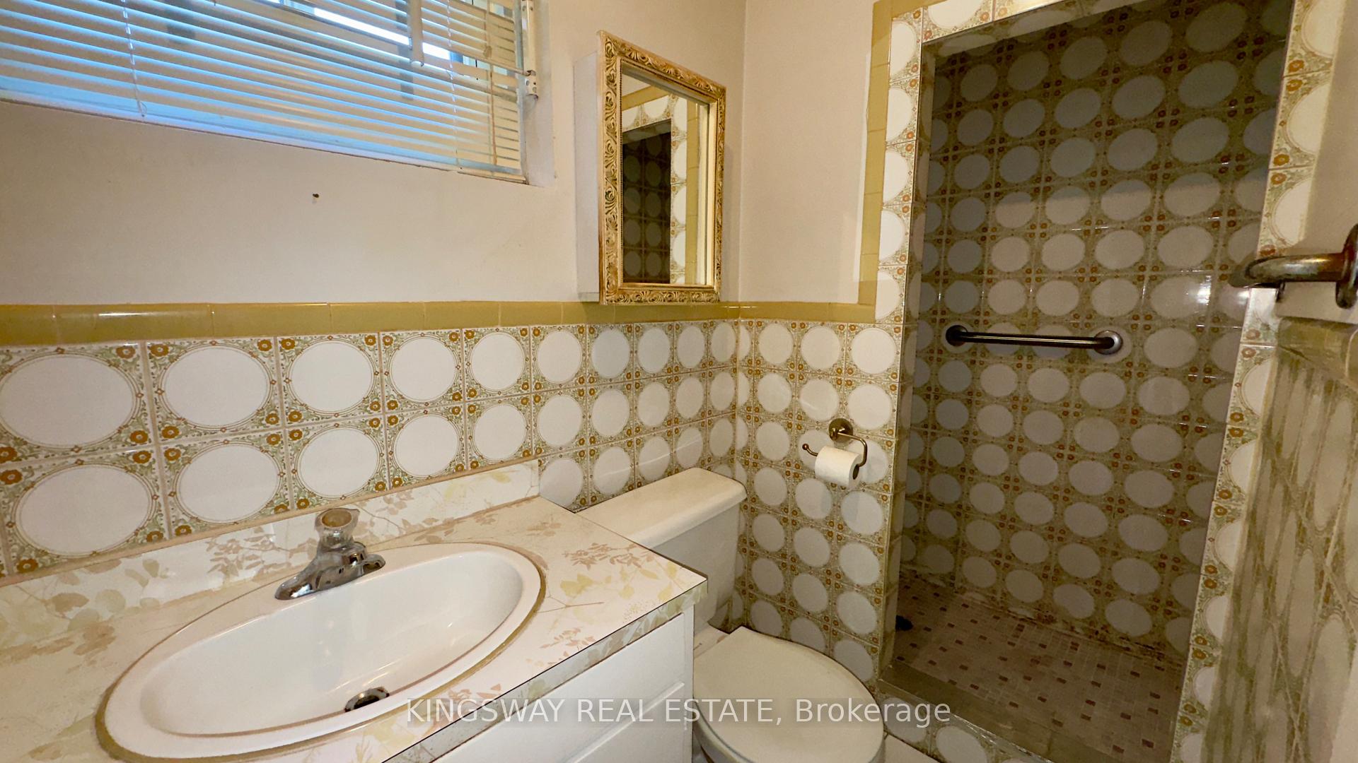 Photo 22 of 31 Quinan Drive, North York, Maple Leaf — HOMEH
