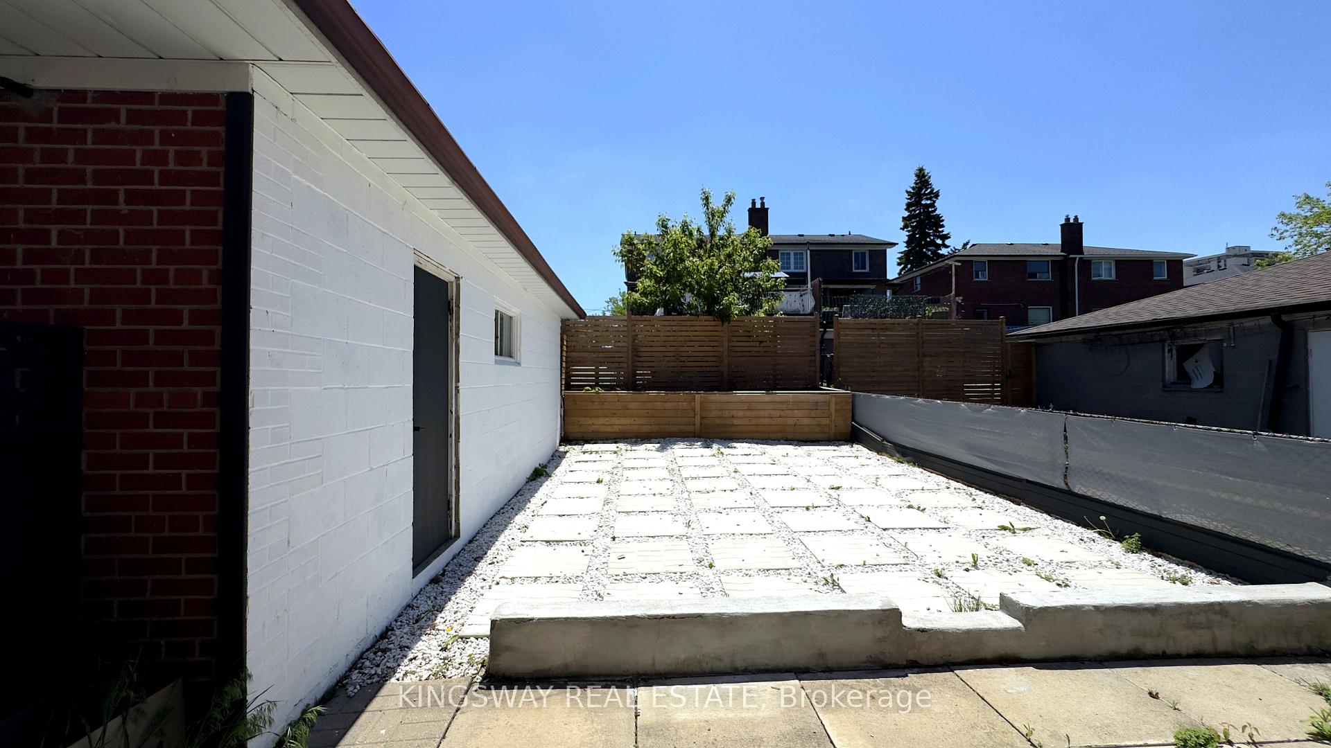 Photo 25 of 31 Quinan Drive, North York, Maple Leaf — HOMEH