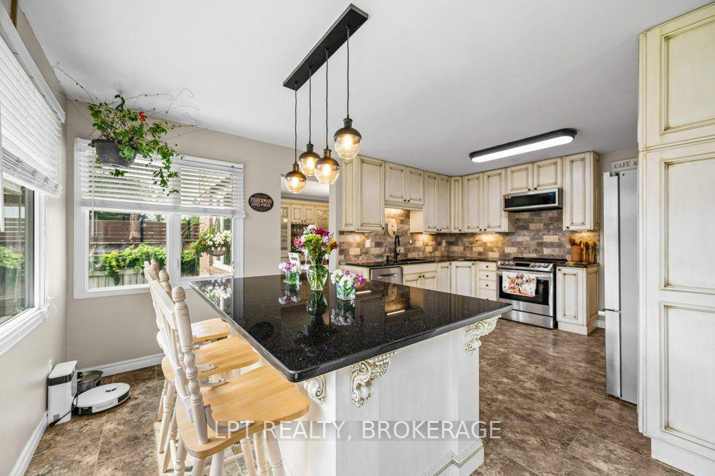 Photo 2 of 780 Muirfield Crescent, Kingston, East Gardiners Rd — HOMEH
