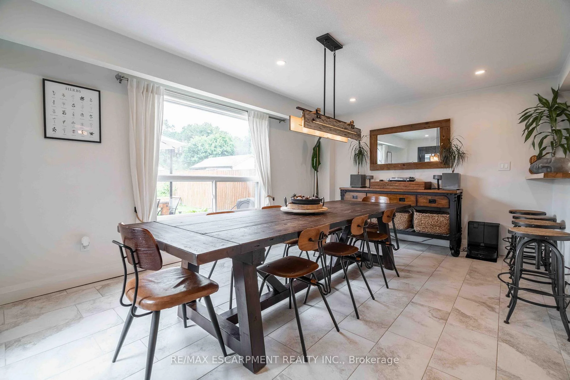Photo 8 of 136 Braemar Avenue, Haldimand — HOMEH
