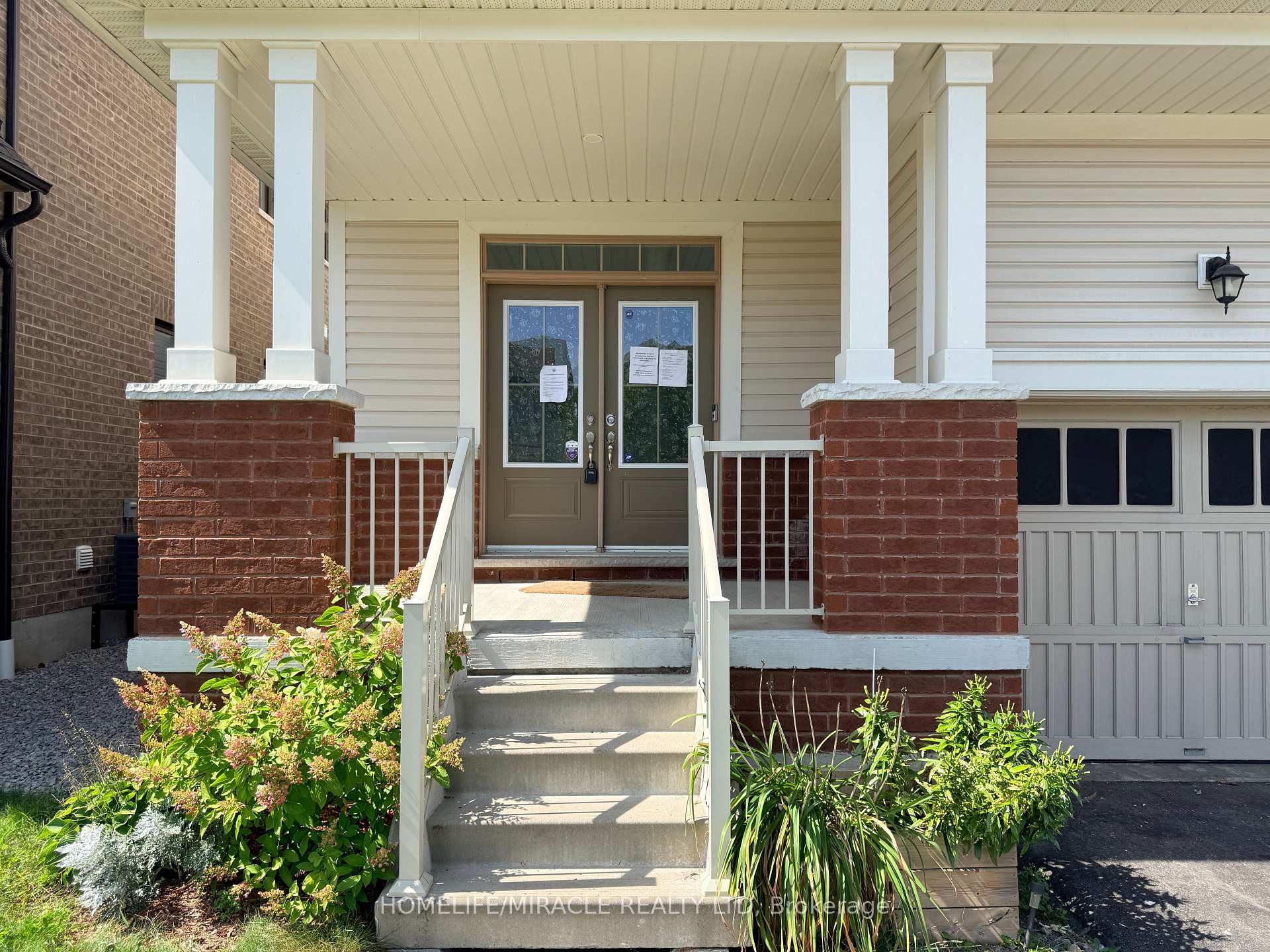 Photo 3 of 42 Arthur Mclaughlin Street, Clarington, Bowmanville — HOMEH