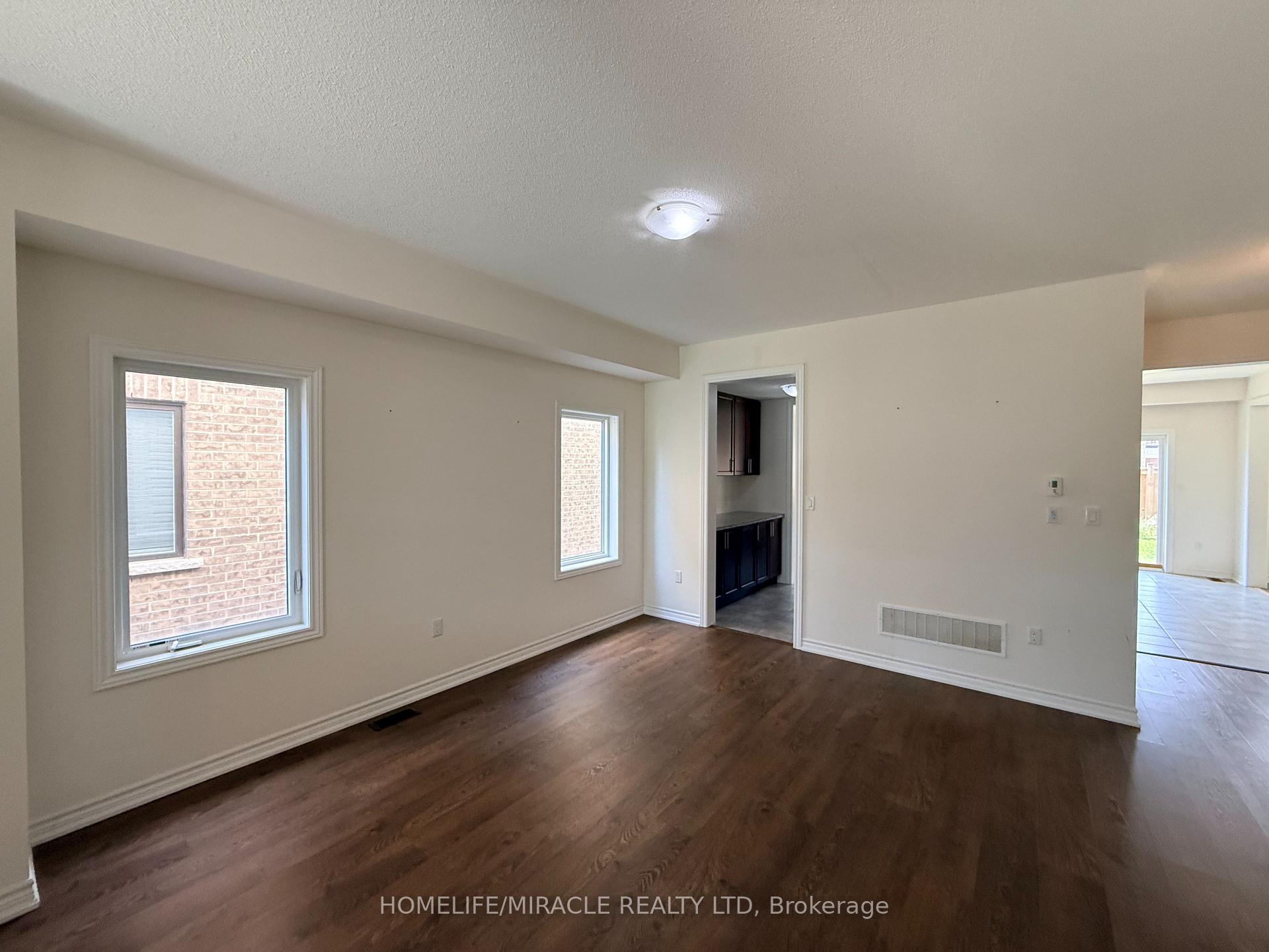 Photo 6 of 42 Arthur Mclaughlin Street, Clarington, Bowmanville — HOMEH