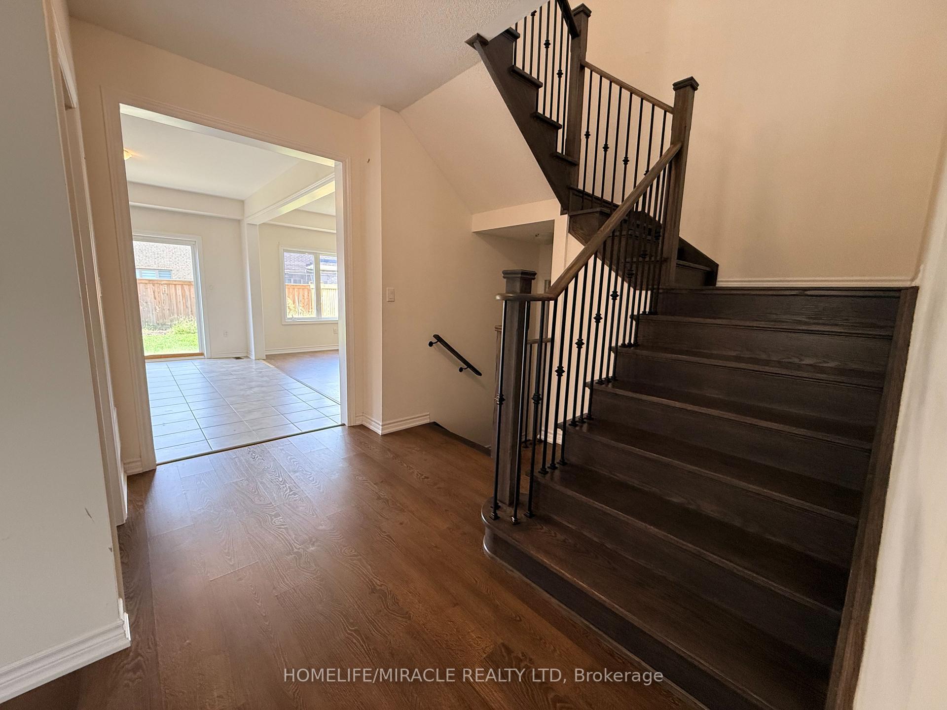 Photo 9 of 42 Arthur Mclaughlin Street, Clarington, Bowmanville — HOMEH