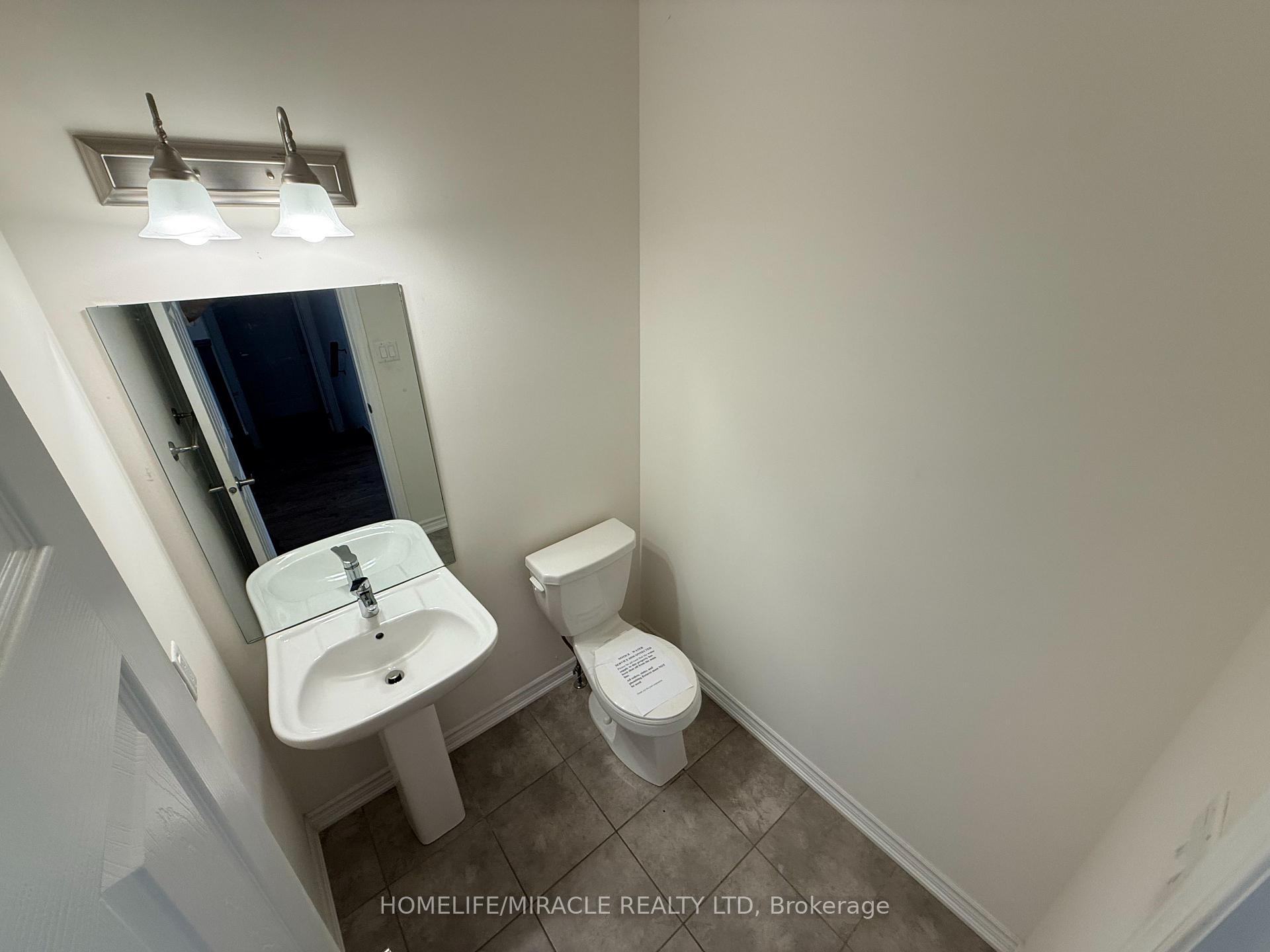Photo 10 of 42 Arthur Mclaughlin Street, Clarington, Bowmanville — HOMEH