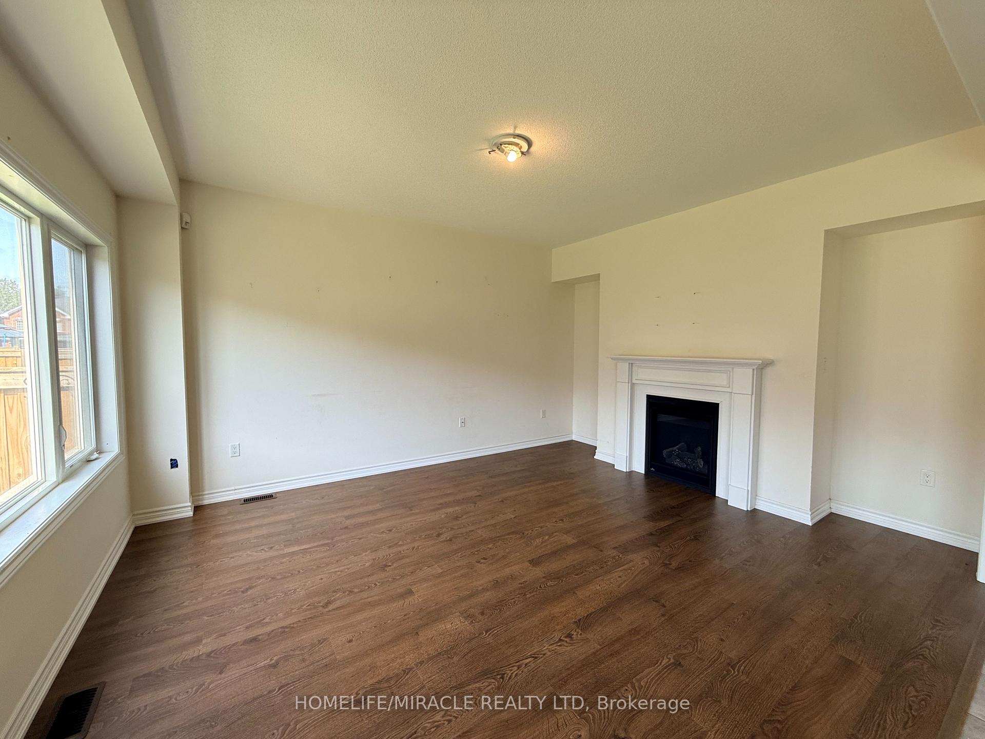 Photo 11 of 42 Arthur Mclaughlin Street, Clarington, Bowmanville — HOMEH