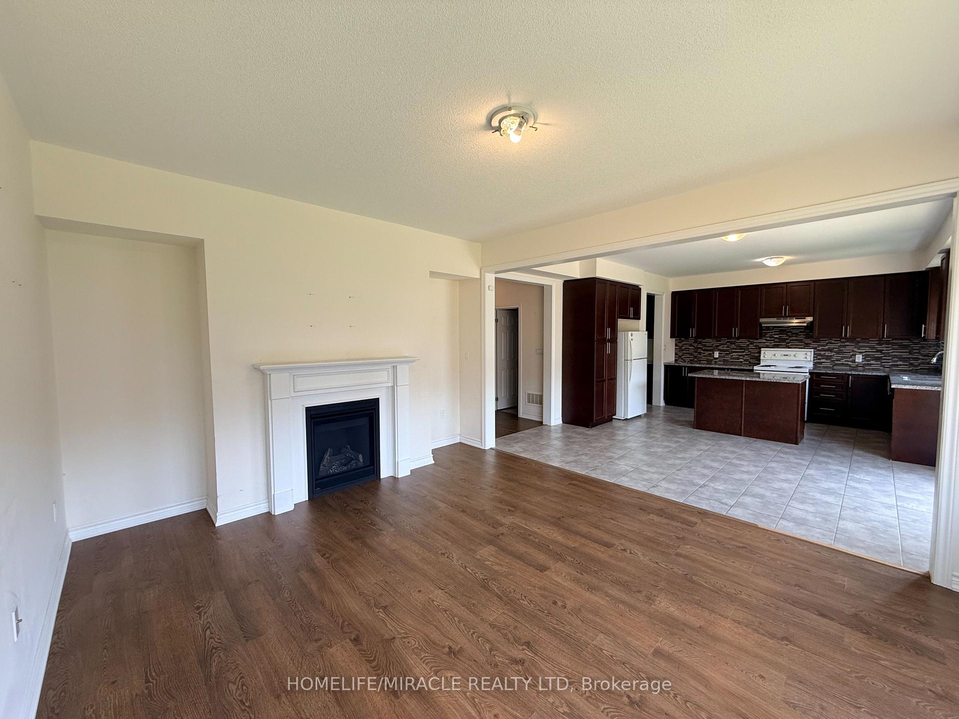 Photo 12 of 42 Arthur Mclaughlin Street, Clarington, Bowmanville — HOMEH