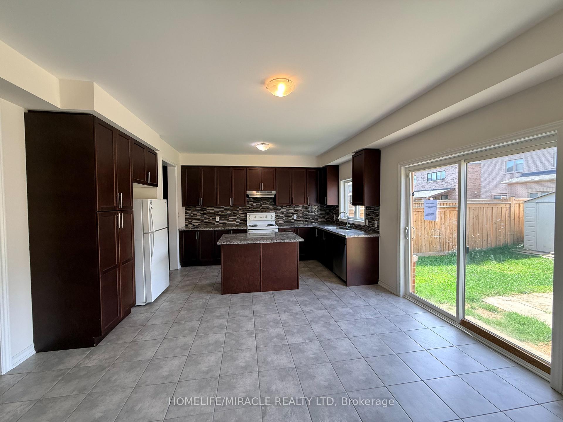 Photo 14 of 42 Arthur Mclaughlin Street, Clarington, Bowmanville — HOMEH
