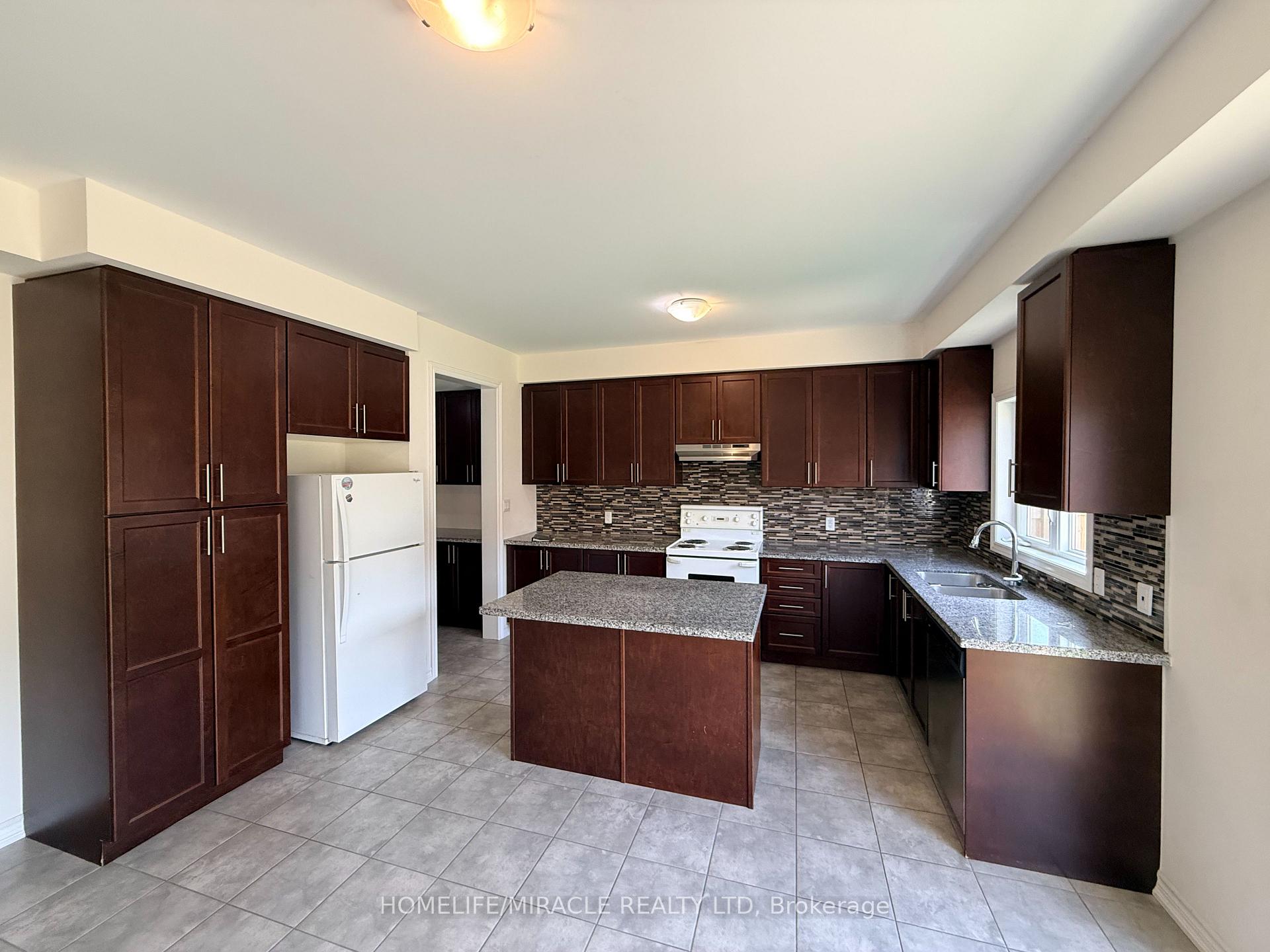 Photo 15 of 42 Arthur Mclaughlin Street, Clarington, Bowmanville — HOMEH