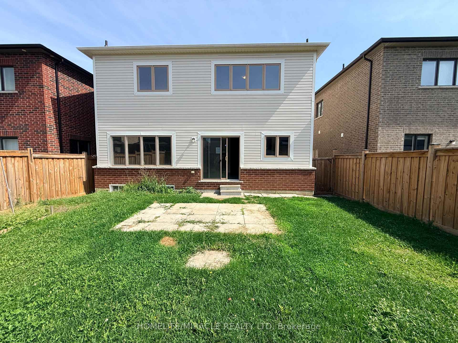 Photo 17 of 42 Arthur Mclaughlin Street, Clarington, Bowmanville — HOMEH