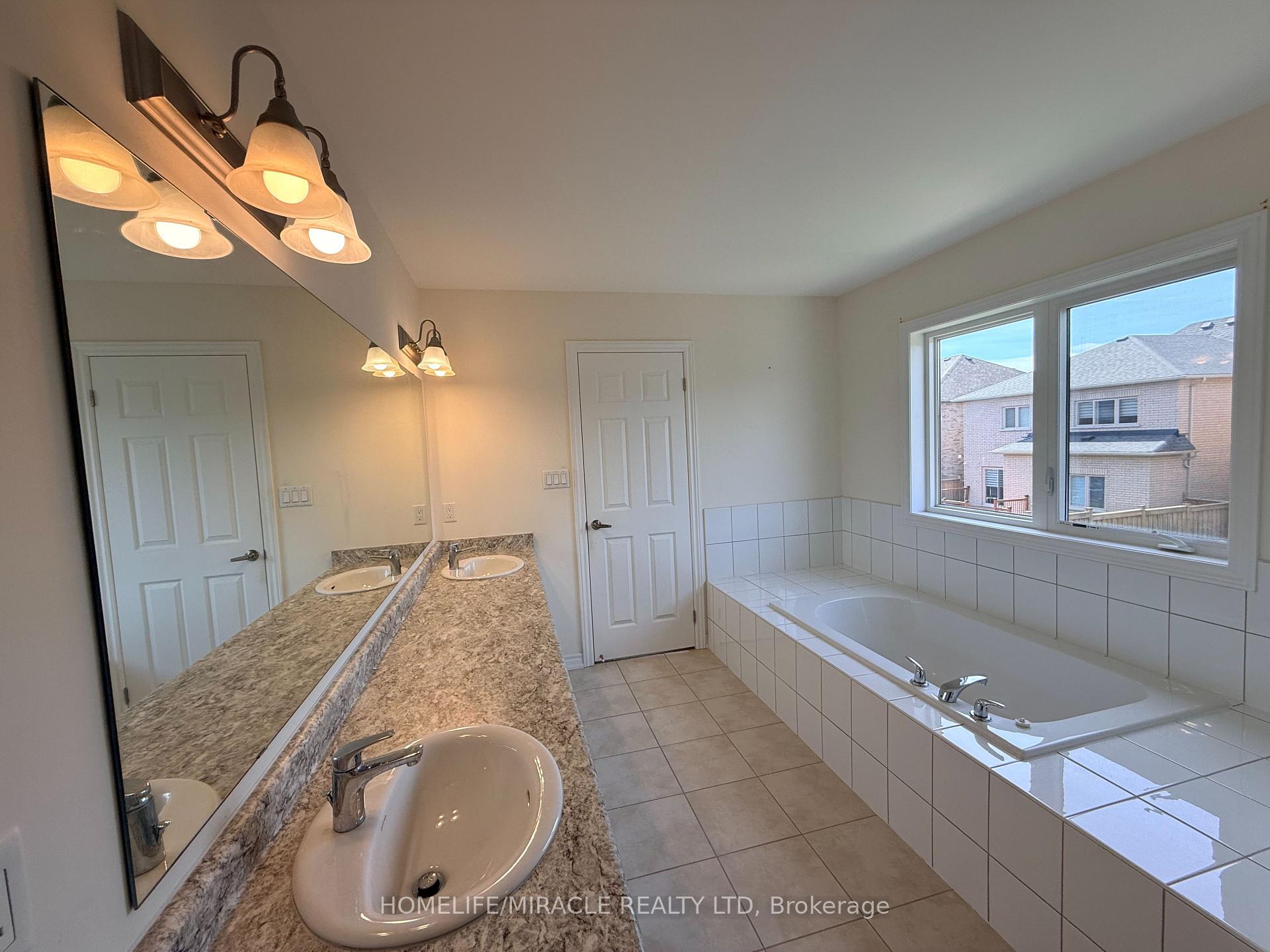 Photo 20 of 42 Arthur Mclaughlin Street, Clarington, Bowmanville — HOMEH