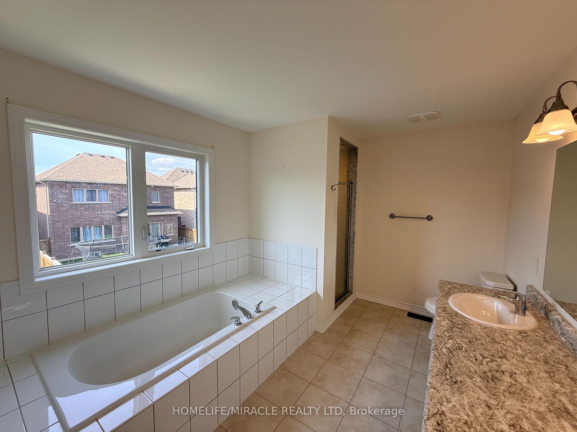 Photo 21 of 42 Arthur Mclaughlin Street, Clarington, Bowmanville — HOMEH