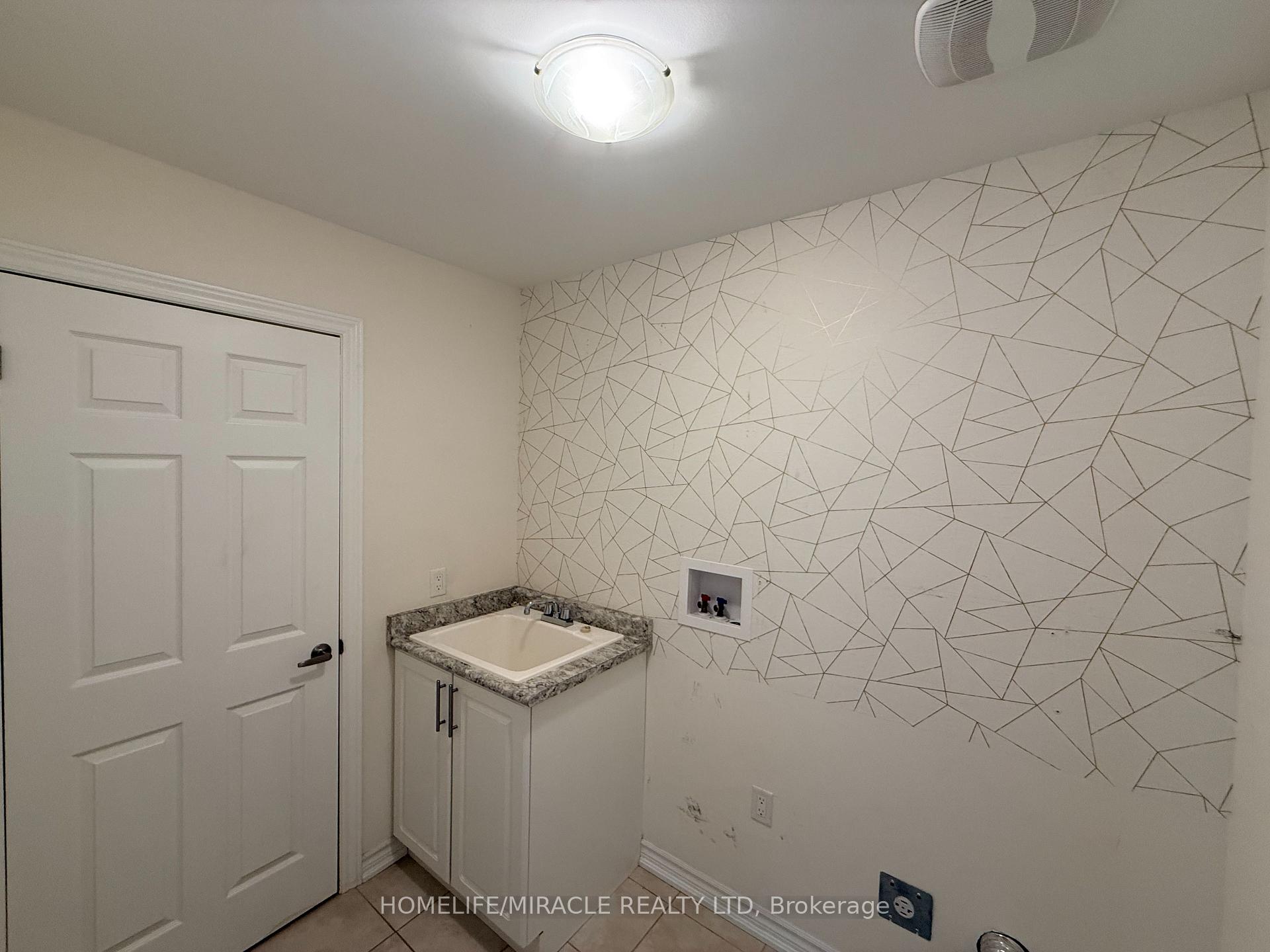 Photo 29 of 42 Arthur Mclaughlin Street, Clarington, Bowmanville — HOMEH
