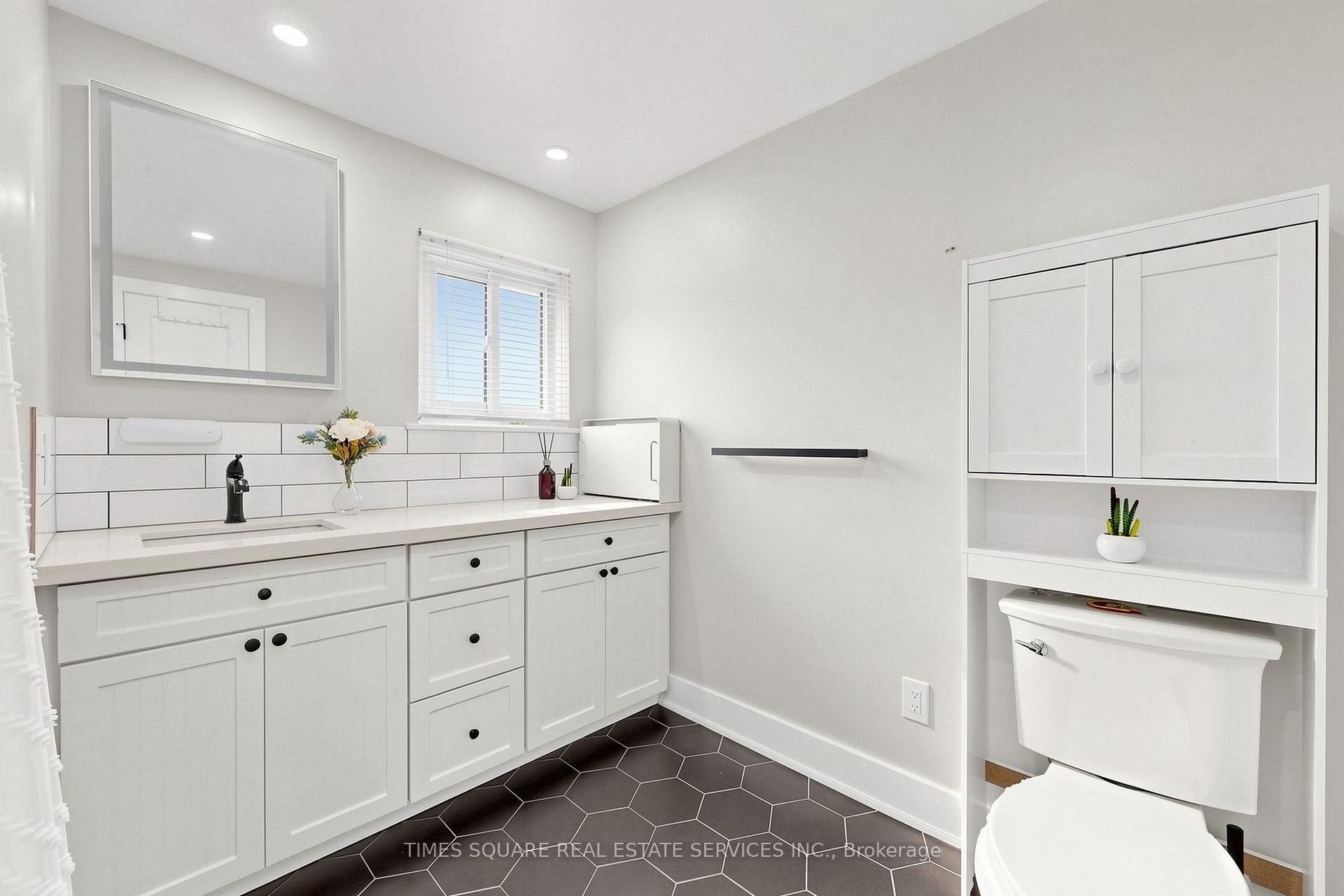 Photo 56 of 1493 Clinton Court, Burlington, Palmer — HOMEH