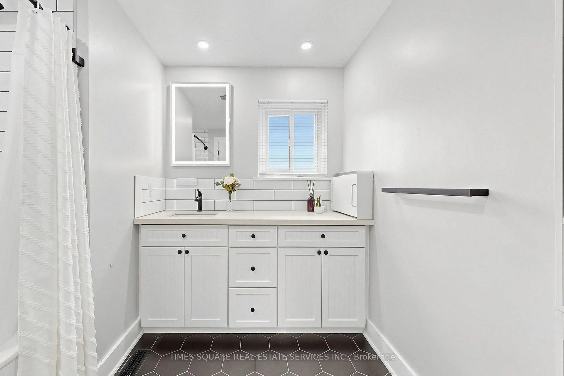 Photo 64 of 1493 Clinton Court, Burlington, Palmer — HOMEH