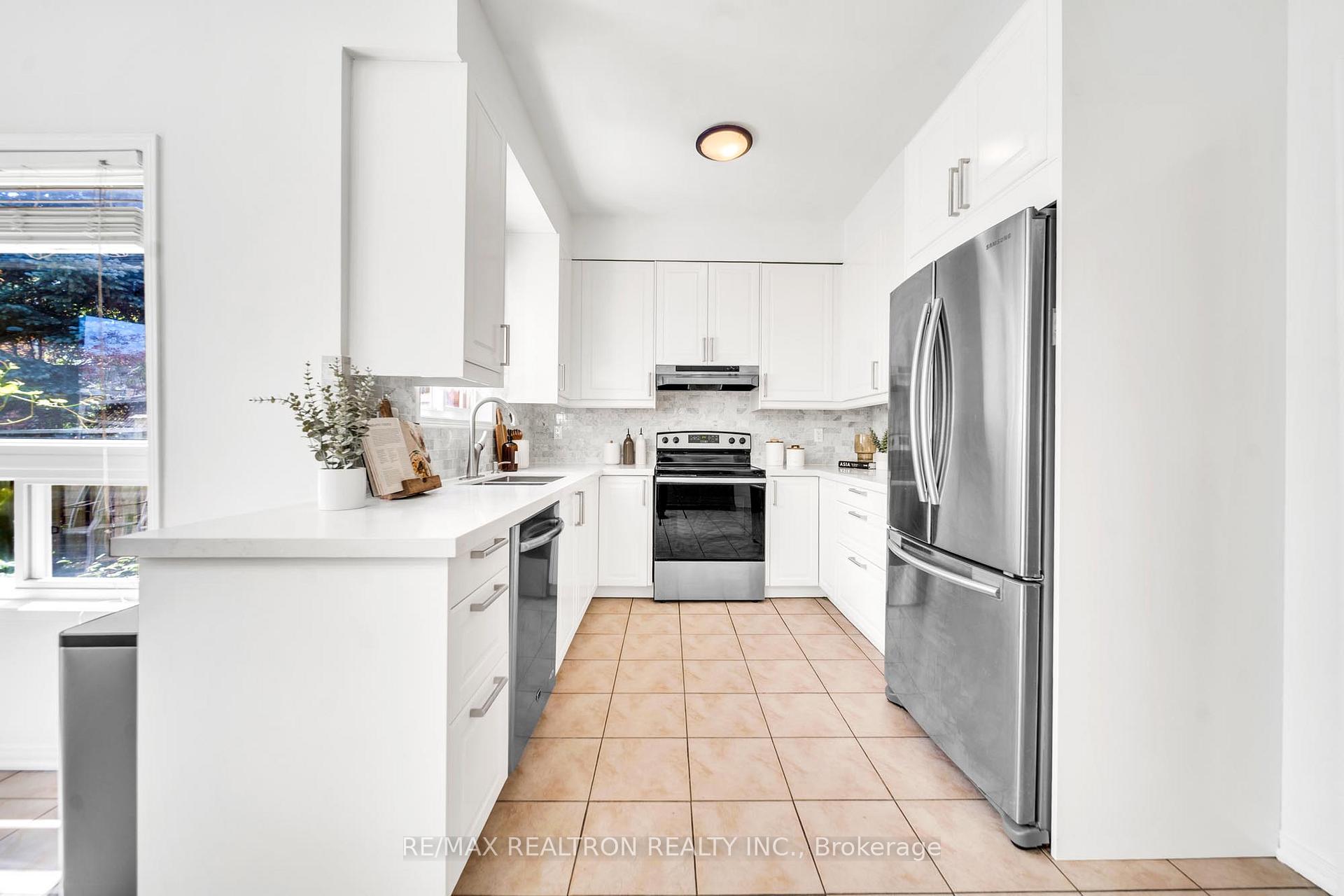 Photo 13 of 19 Naughton Drive, Richmond Hill, Westbrook — HOMEH