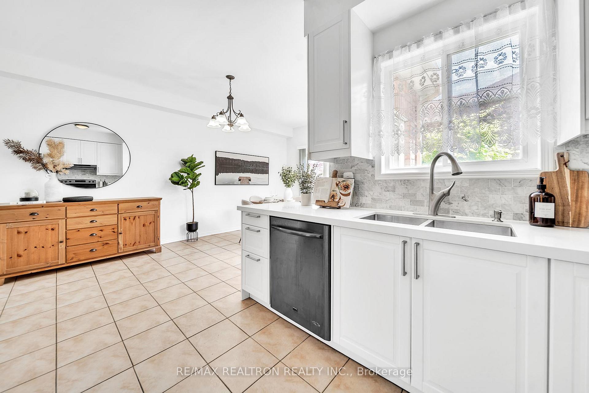 Photo 14 of 19 Naughton Drive, Richmond Hill, Westbrook — HOMEH