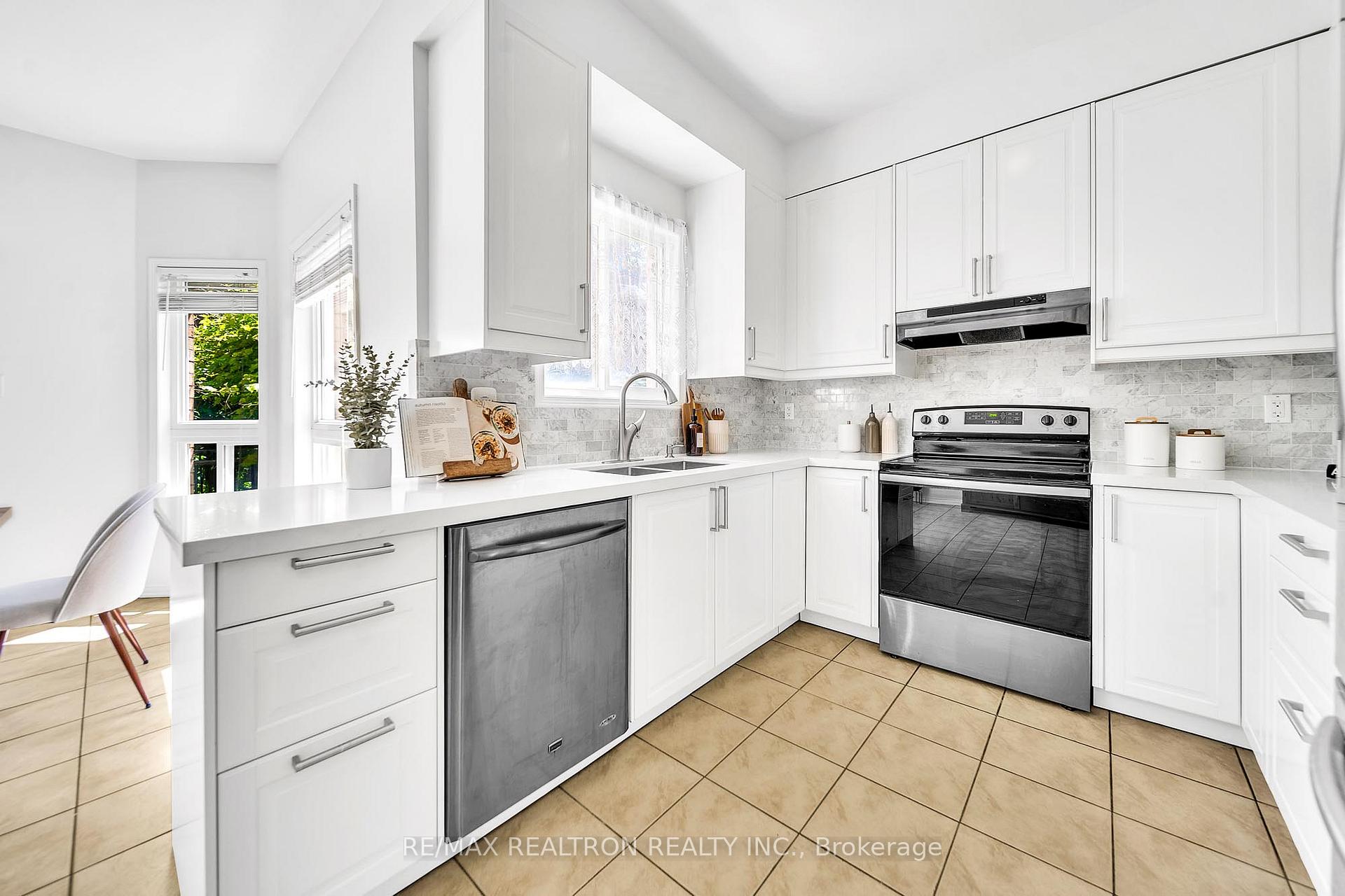 Photo 18 of 19 Naughton Drive, Richmond Hill, Westbrook — HOMEH