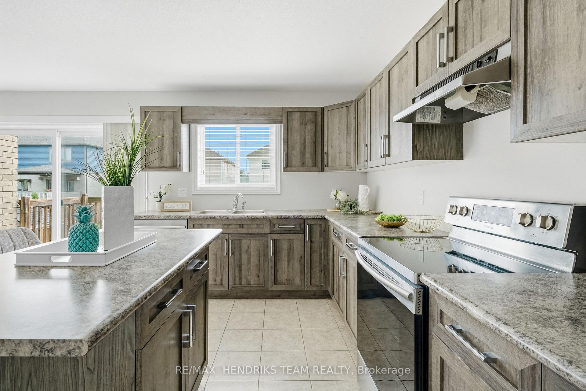 Photo 17 of 12 Riley Avenue, Pelham, Fonthill — HOMEH