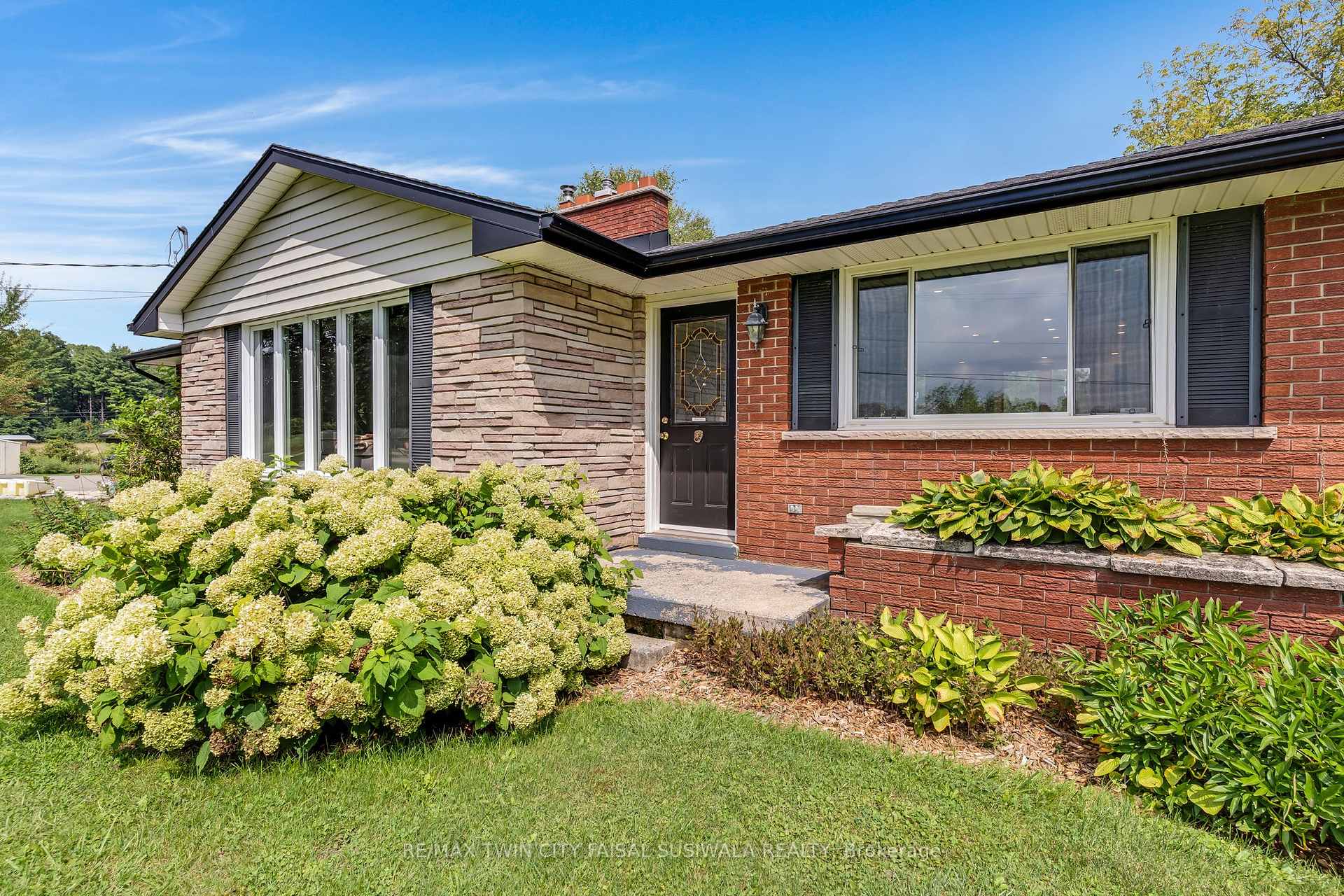 Photo 3 of 2172 Centre Road, Hamilton, Rural Flamborough — HOMEH
