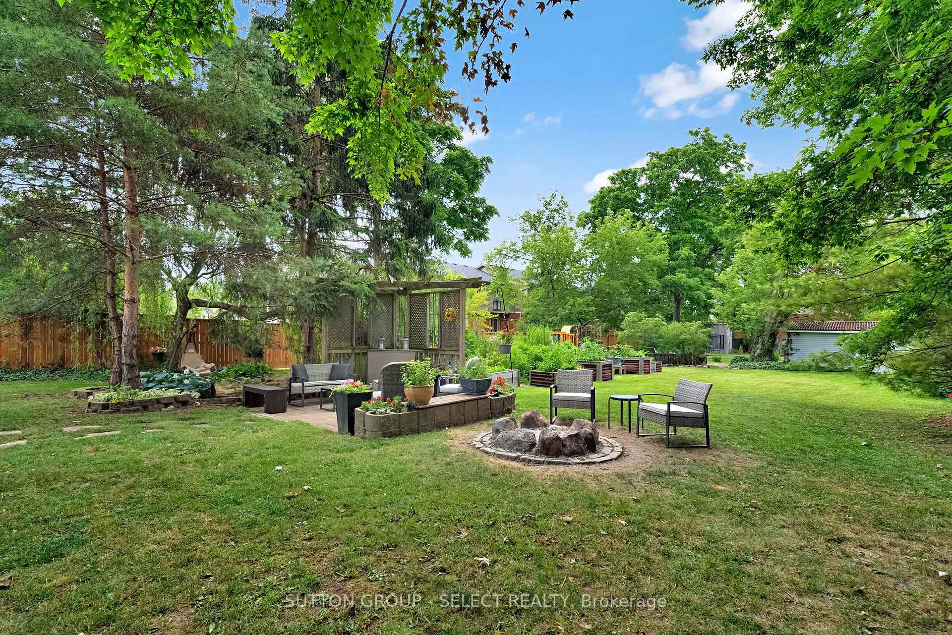 Photo 30 of 1129 Sunningdale Road E, London, North C — HOMEH