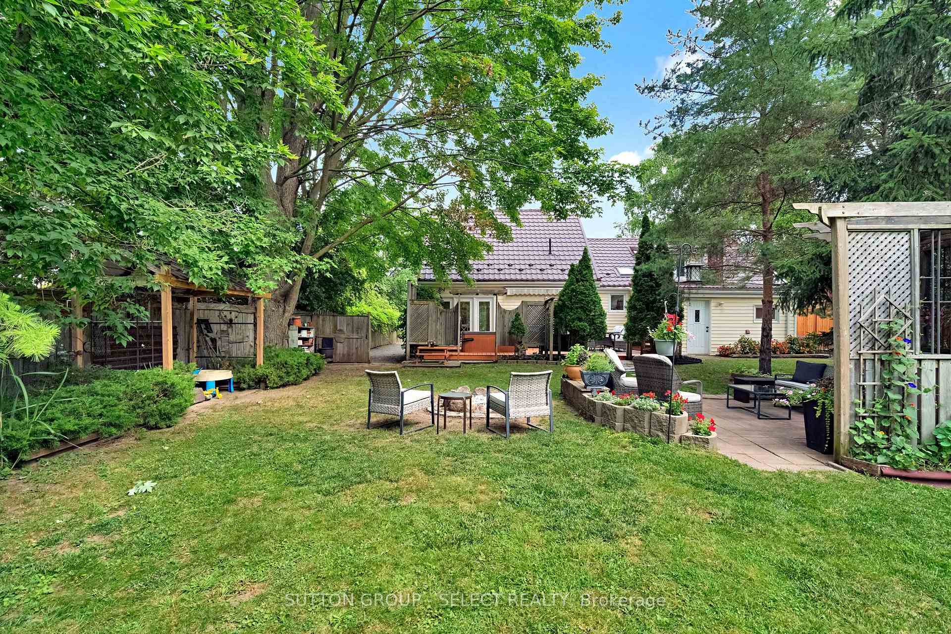 Photo 31 of 1129 Sunningdale Road E, London, North C — HOMEH