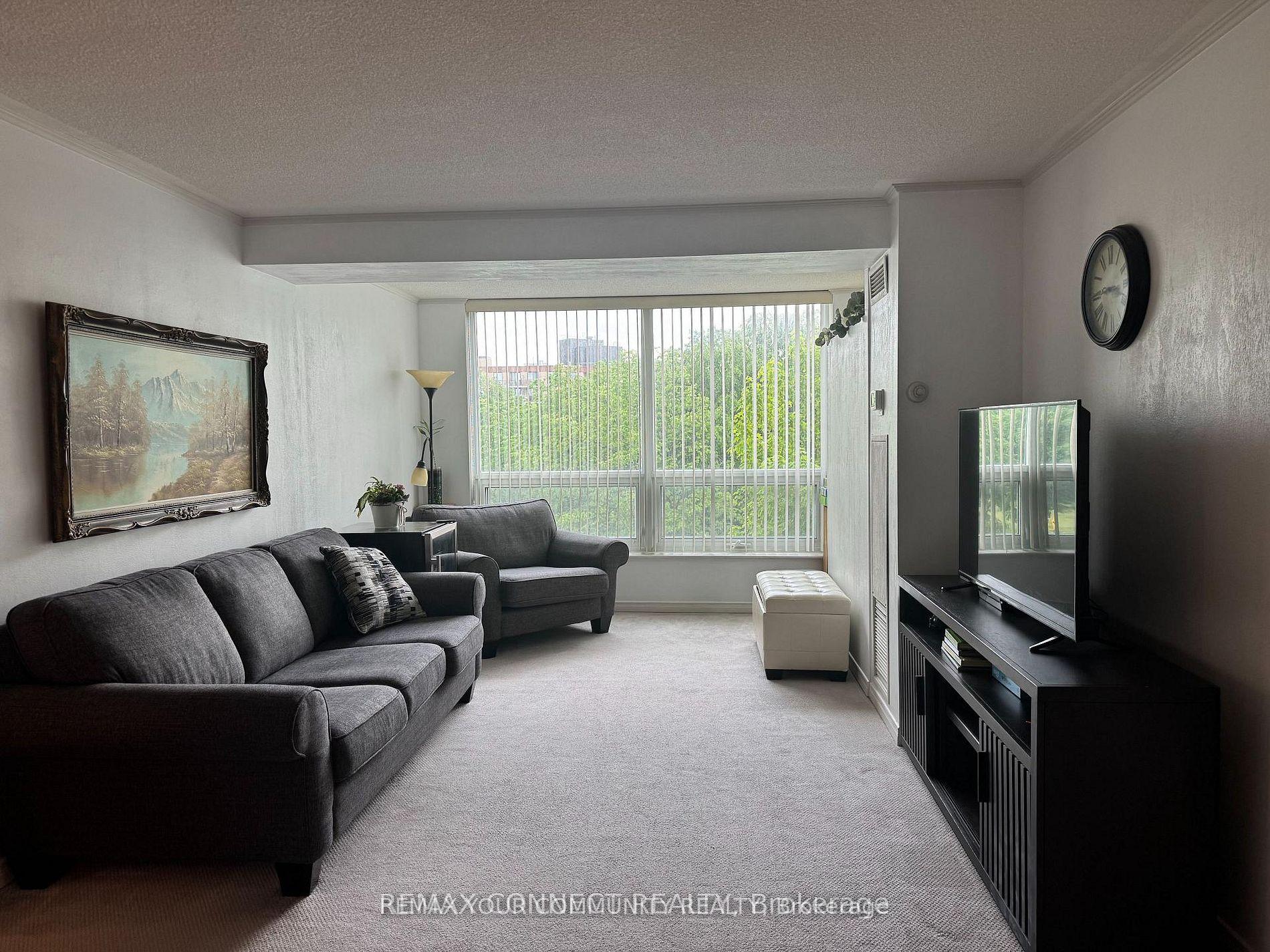 Photo 2 of Unit 221, 326 Major Mackenzie Drive E, Richmond Hill, Crosby — HOMEH