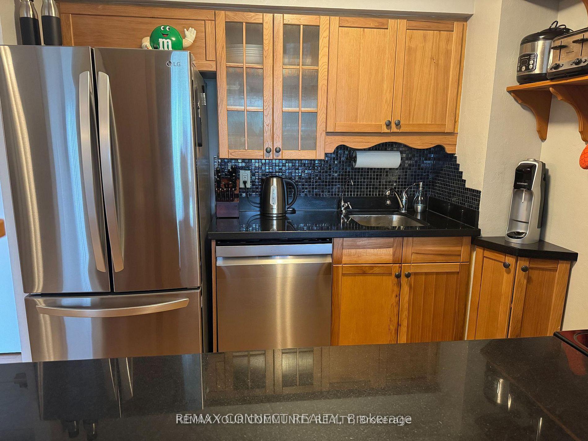Photo 4 of Unit 221, 326 Major Mackenzie Drive E, Richmond Hill, Crosby — HOMEH