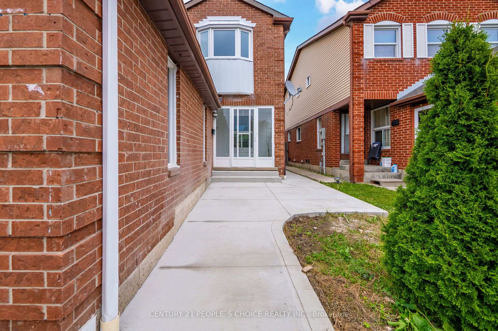 Photo 3 of 658 Galloway Crescent, Mississauga, Creditview — HOMEH
