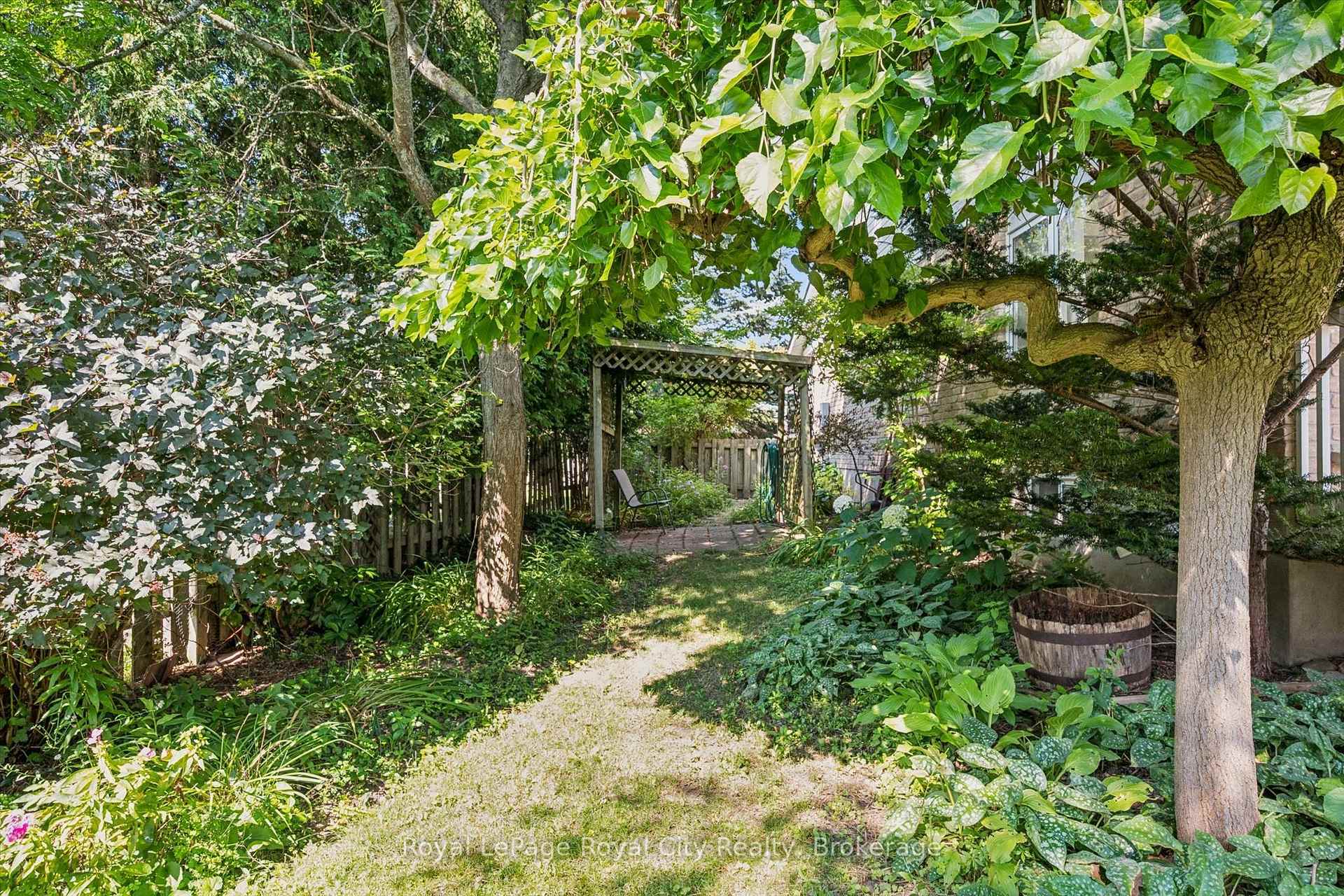Photo 42 of 811 Edinburgh Road S, Guelph, Kortright West — HOMEH