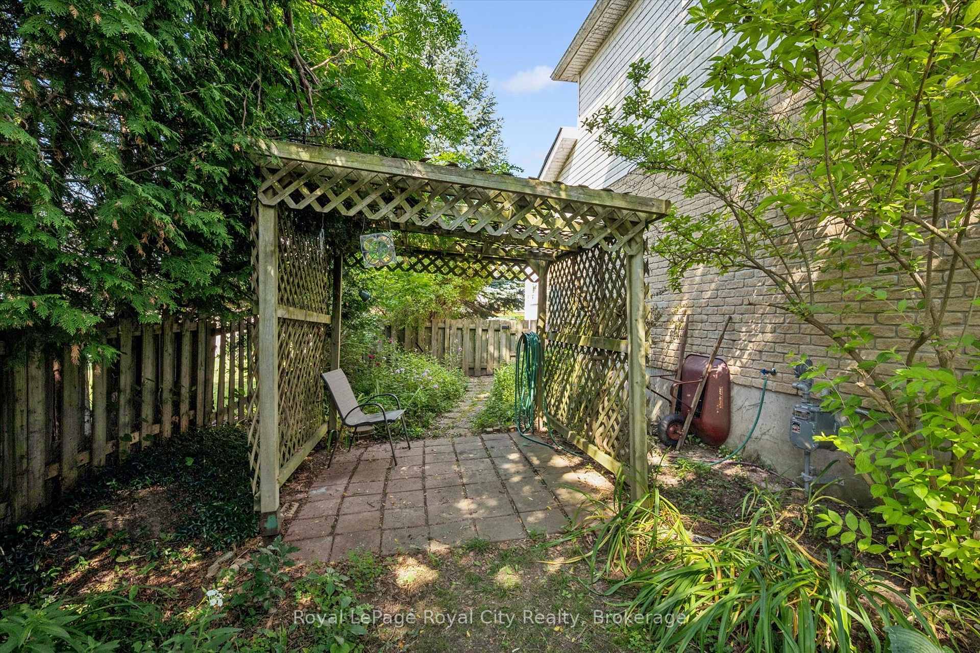 Photo 43 of 811 Edinburgh Road S, Guelph, Kortright West — HOMEH