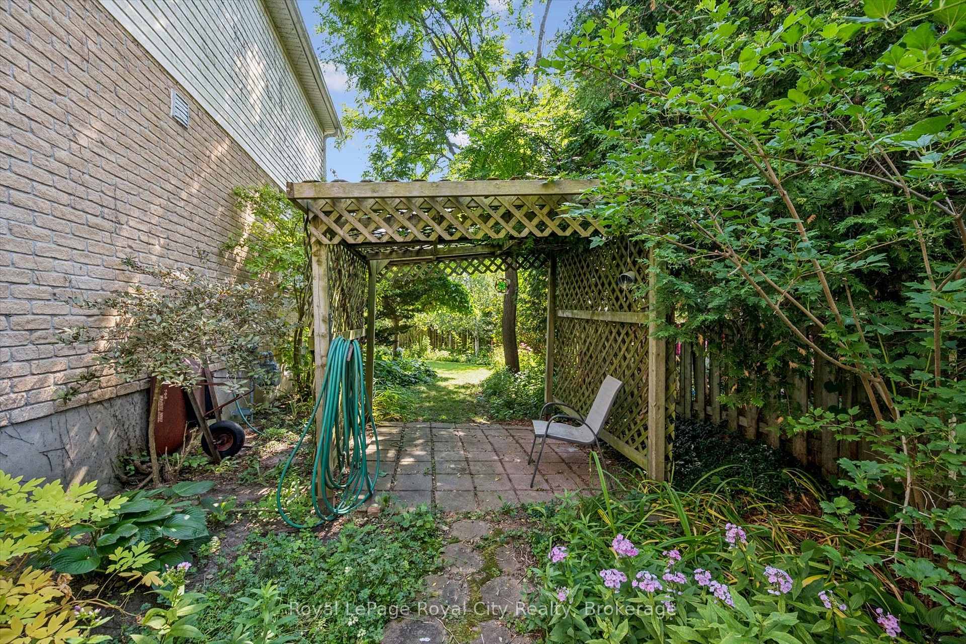 Photo 44 of 811 Edinburgh Road S, Guelph, Kortright West — HOMEH