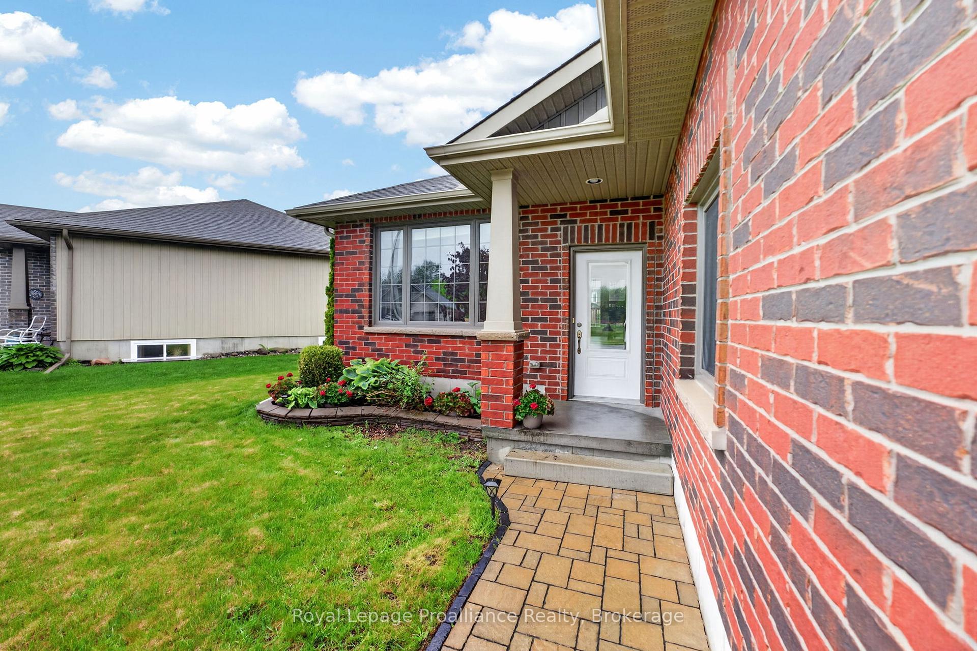 Photo 3 of 32 Aspen Drive, Quinte West, Murray Ward — HOMEH