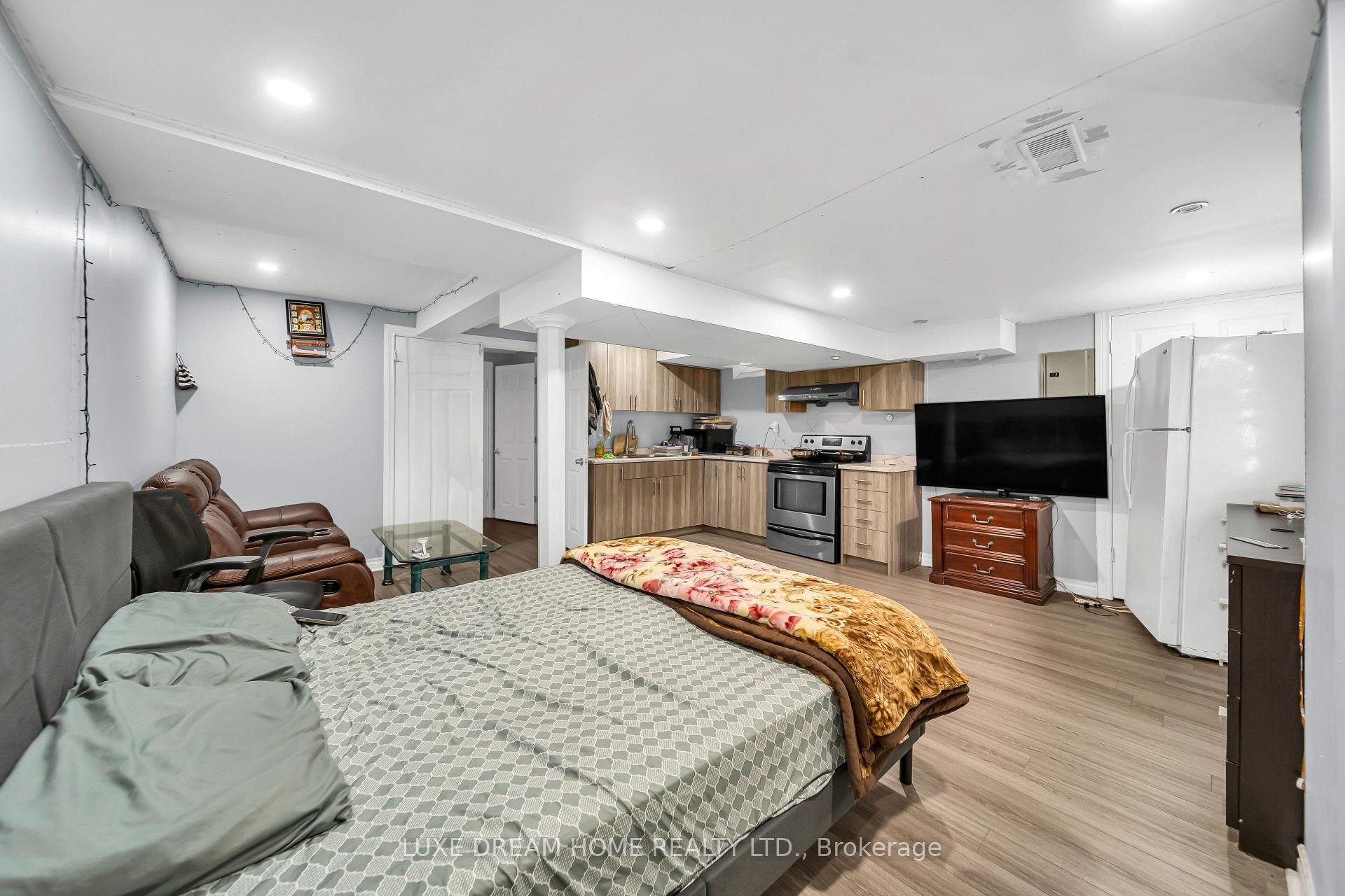 Photo 31 of 16 Powell Drive E, Brampton, Sandringham-Wellington — HOMEH