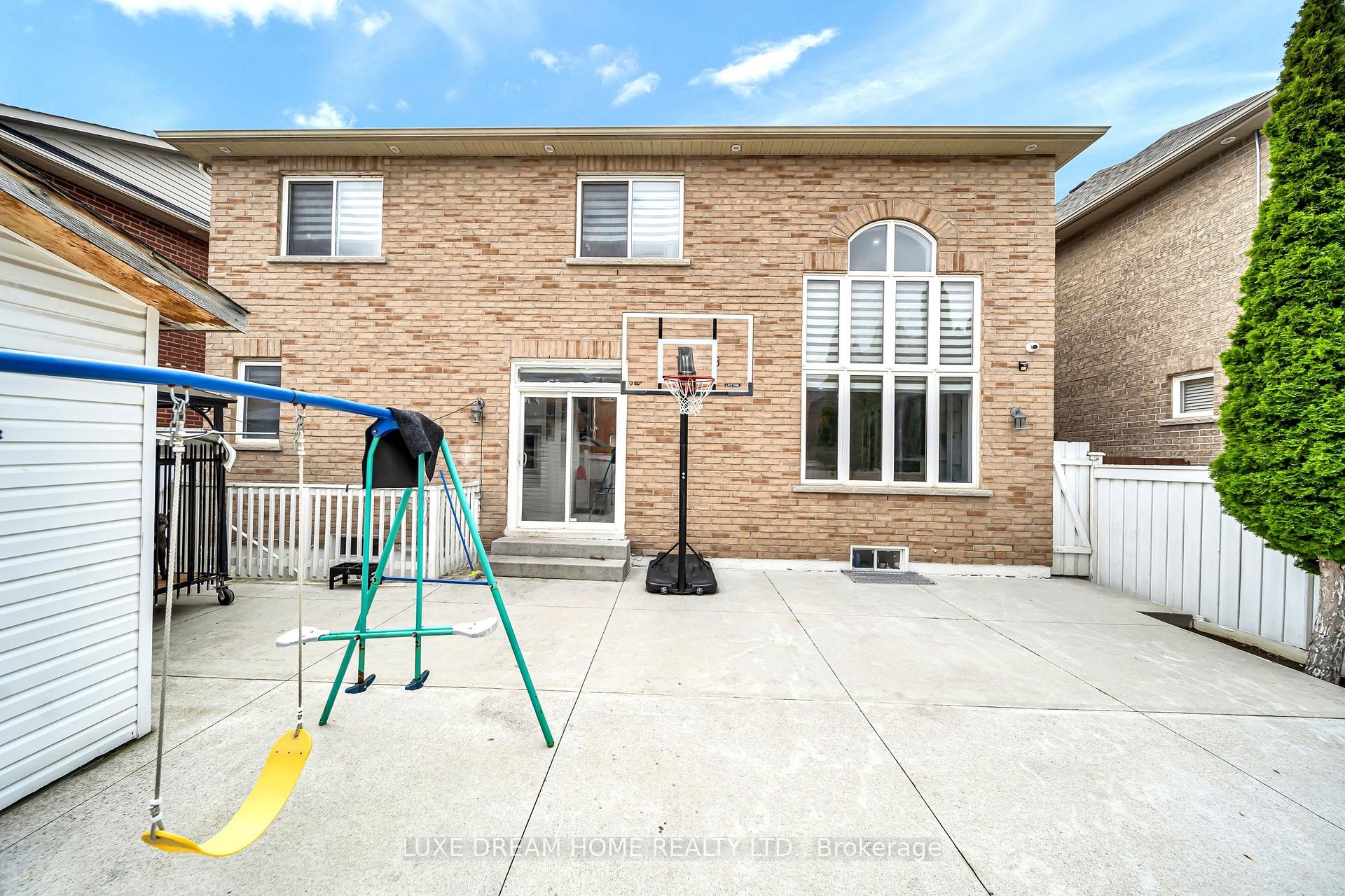 Photo 41 of 16 Powell Drive E, Brampton, Sandringham-Wellington — HOMEH