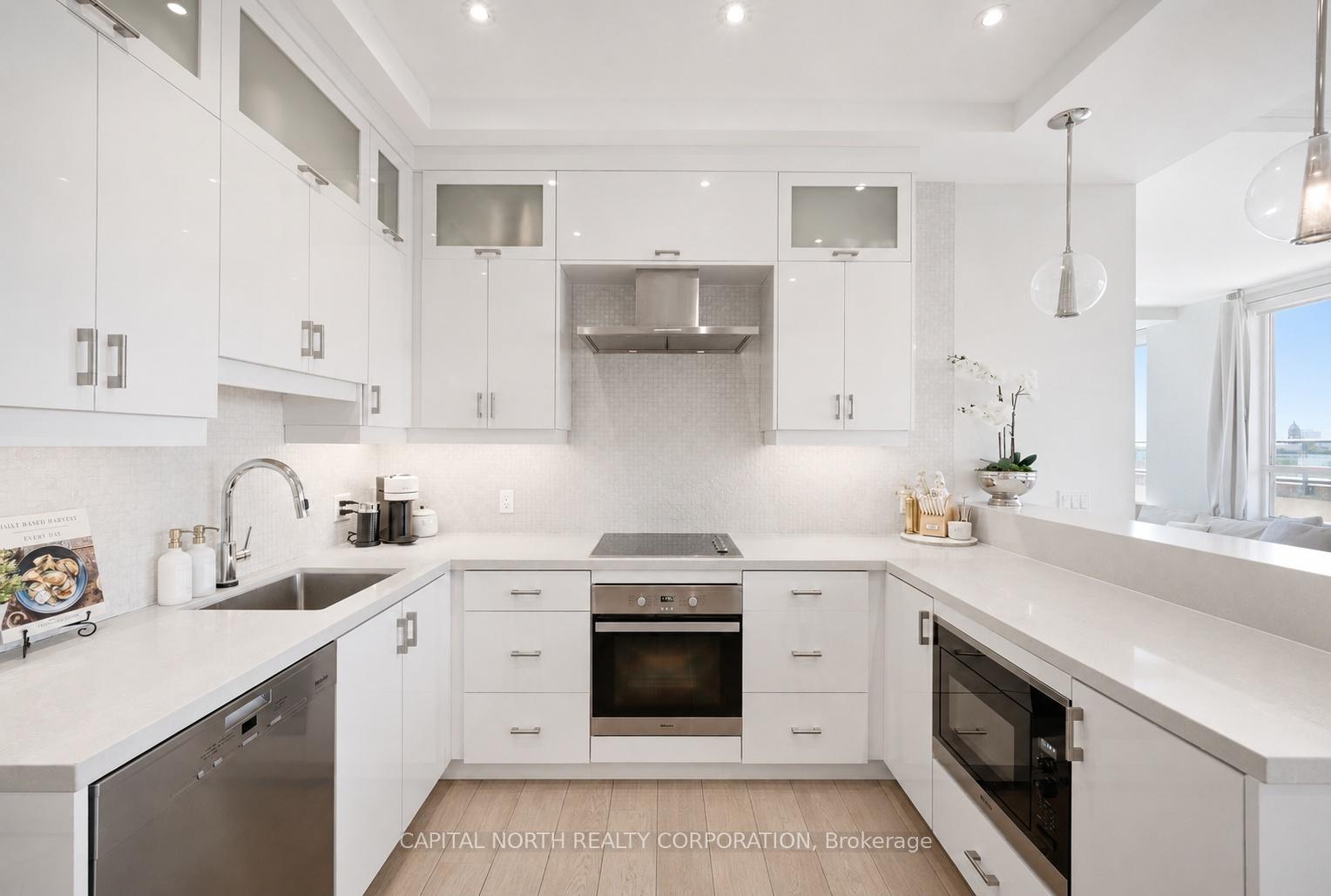 Photo 10 of Unit 804, 23 Glebe Road W, Toronto, Yonge-Eglinton — HOMEH