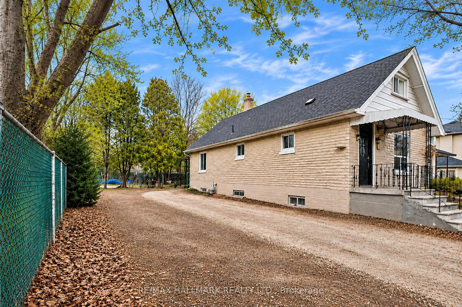 Photo 3 of 360B Lawrence Avenue W, Toronto, Bedford Park-Nortown — HOMEH