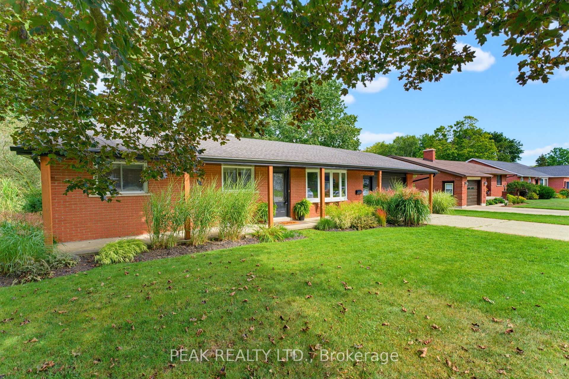Photo 3 of 212 Elgin Street, Brockton — HOMEH