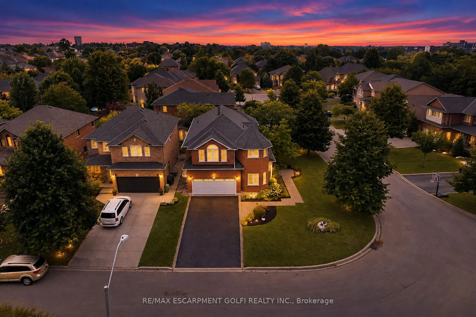 Photo 1 of 31 Commando Court, Hamilton, Waterdown — HOMEH