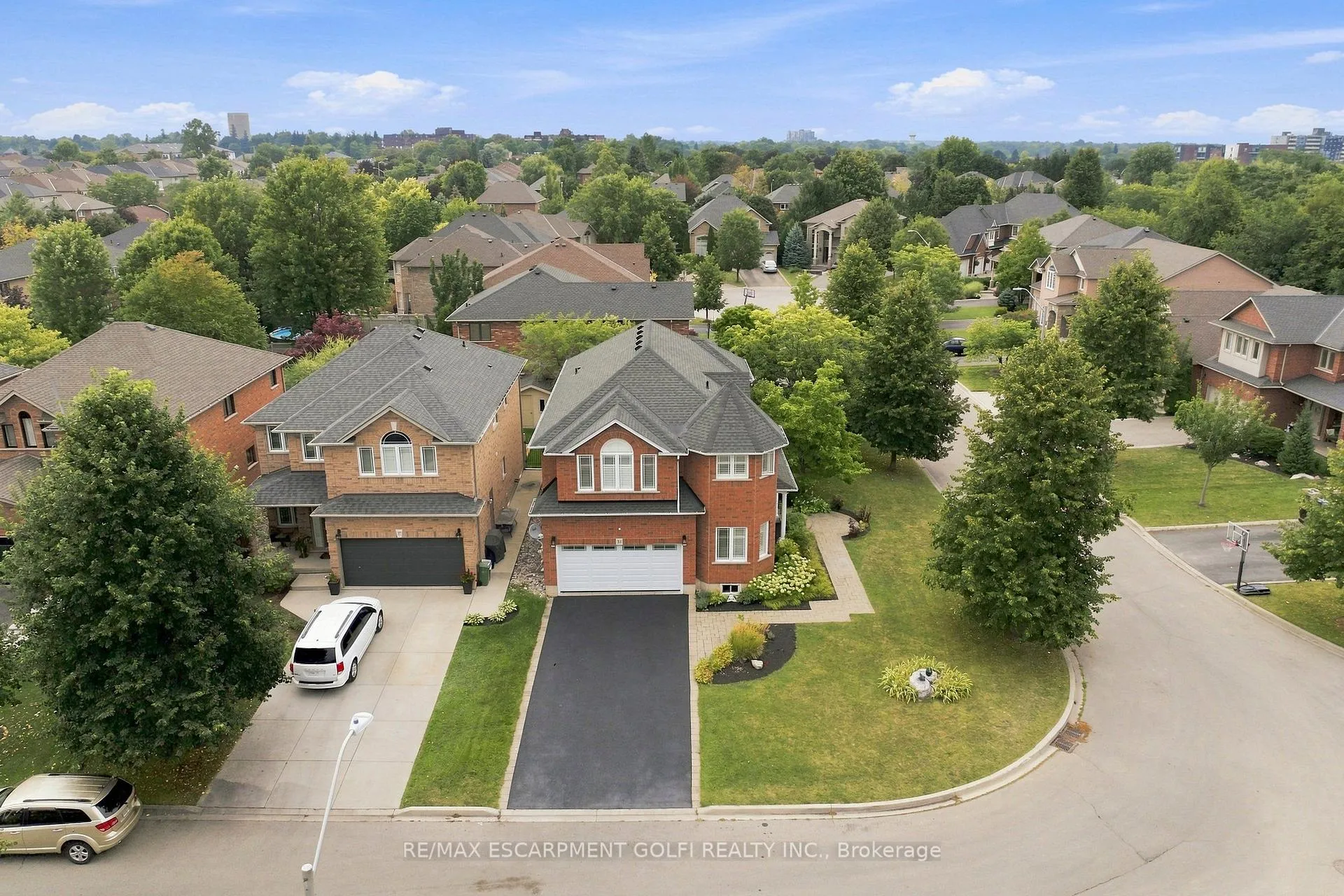 Photo 2 of 31 Commando Court, Hamilton, Waterdown — HOMEH