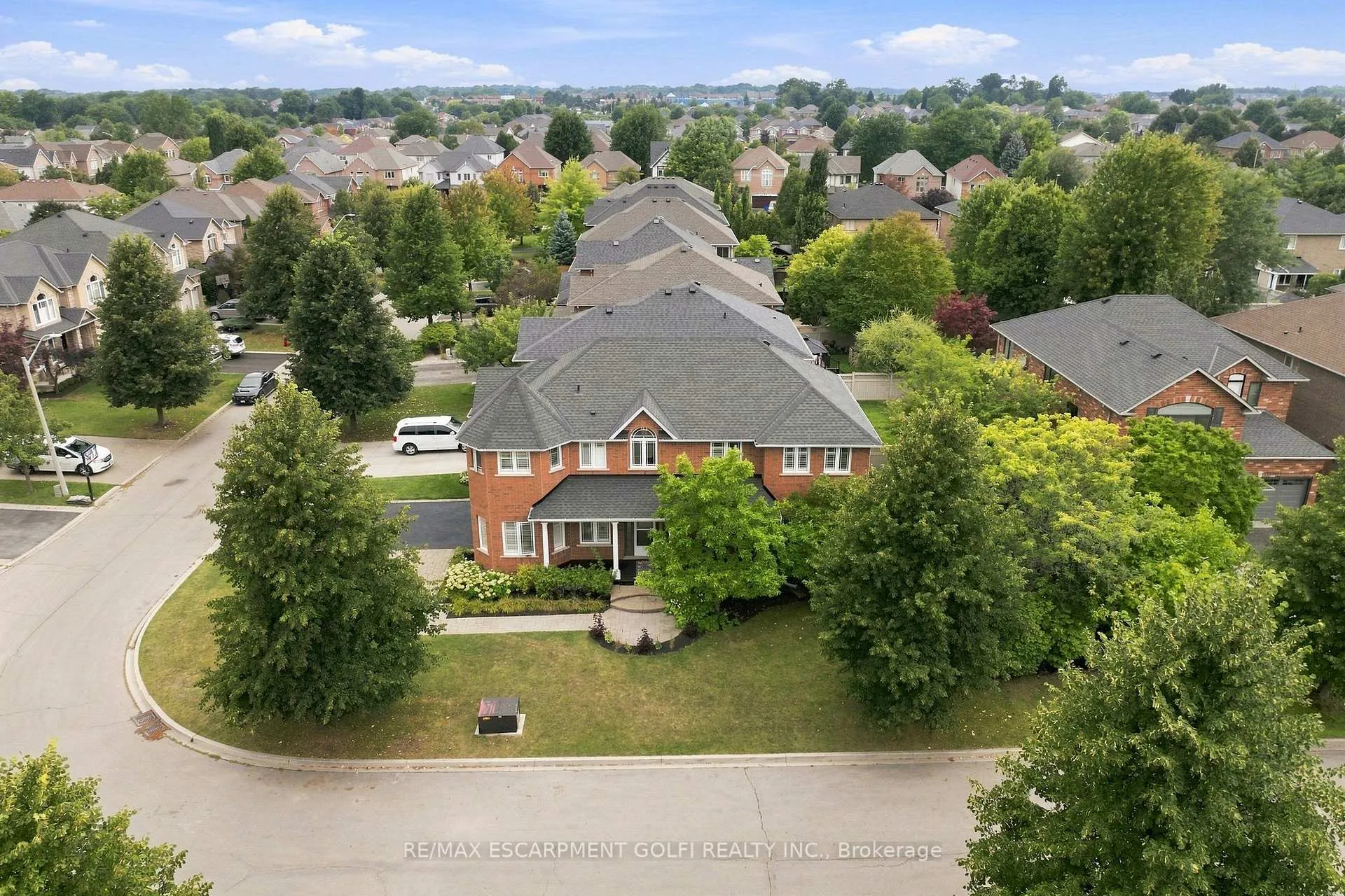 Photo 3 of 31 Commando Court, Hamilton, Waterdown — HOMEH